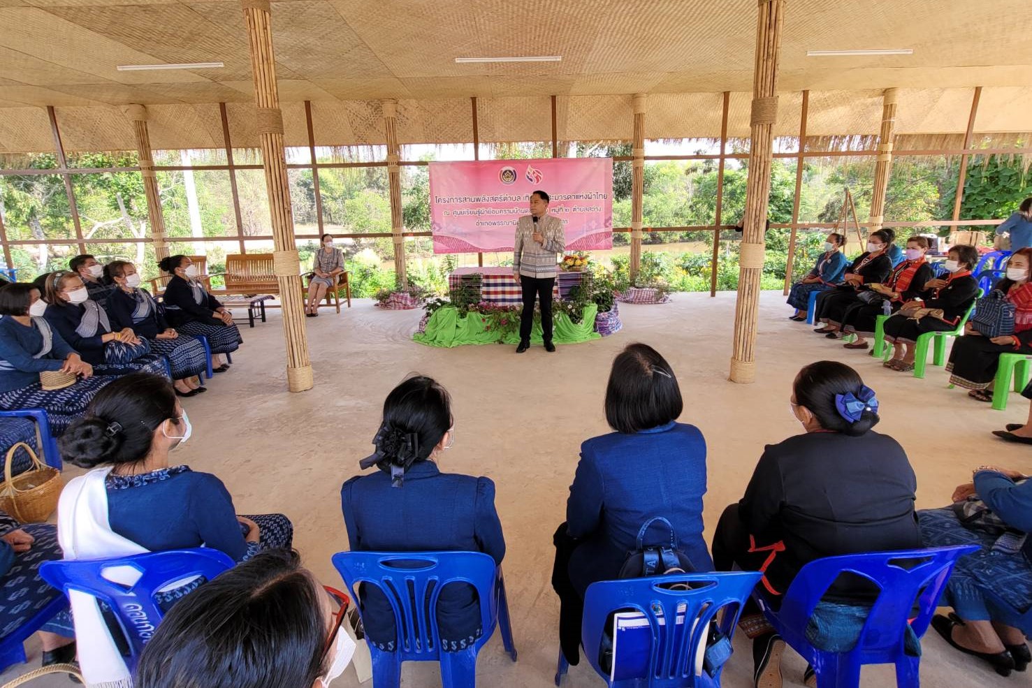 พจ.สกลนคร : บรรยายพิเศษ โครงการสานพลังสตรีตำบลเทิดไท้พระมารดาแห่งผ้าไทย อำเภอพรรณานิคม จังหวัดสกลนคร