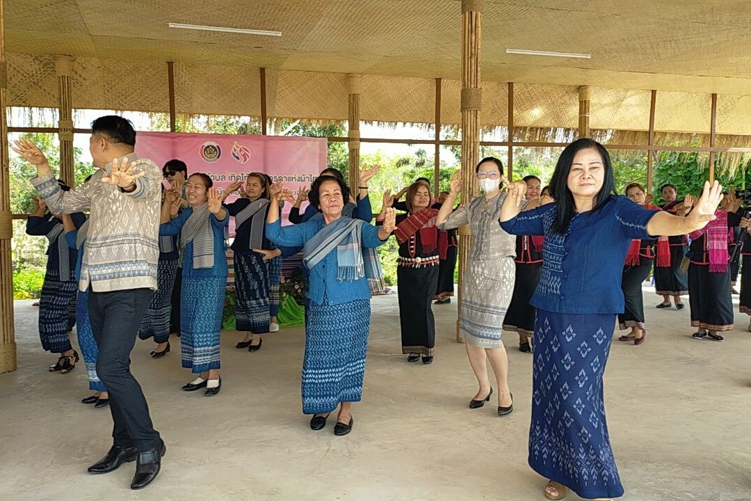 พจ.สกลนคร : บรรยายพิเศษ โครงการสานพลังสตรีตำบลเทิดไท้พระมารดาแห่งผ้าไทย อำเภอพรรณานิคม จังหวัดสกลนคร