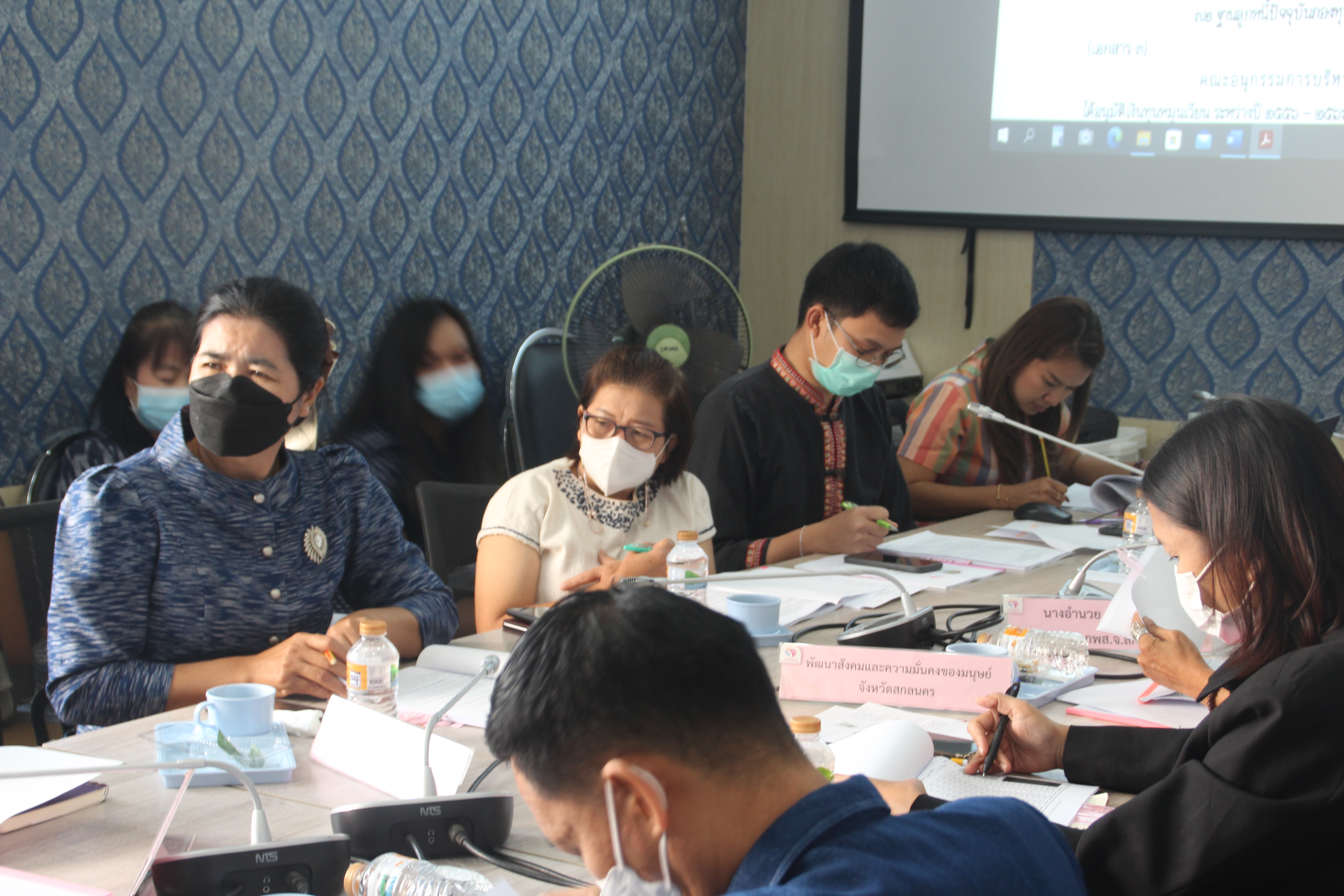 จังหวัดสกลนคร : ประชุมคณะอนุกรรมการบริหารกองทุนพัฒนาบทบาทสตรีจังหวัดสกลนคร