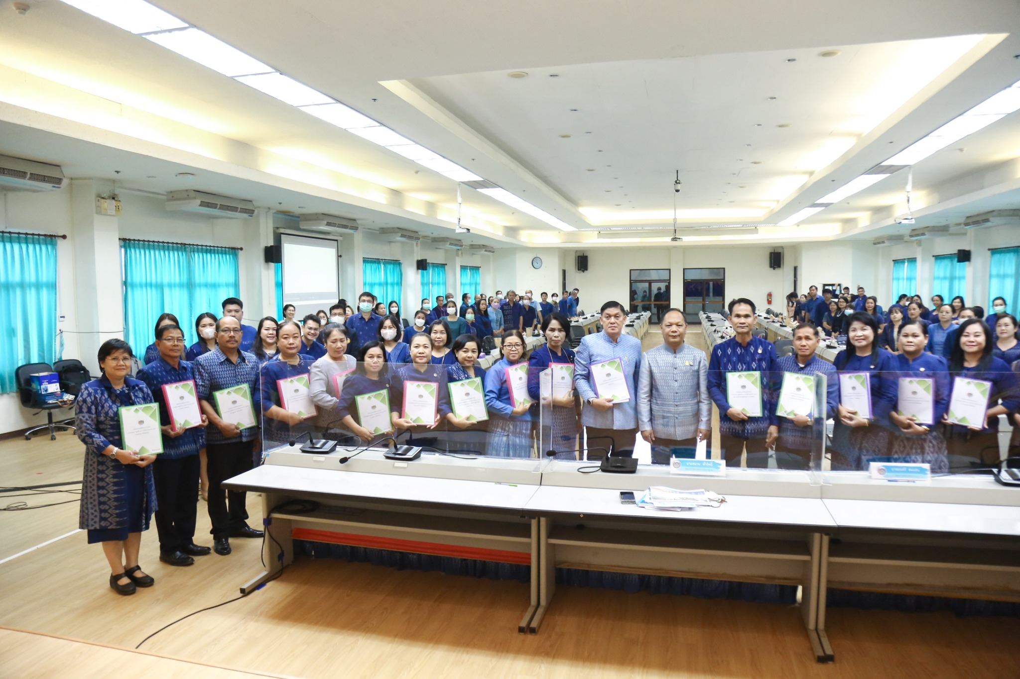 สำนักงานพัฒนาชุมชนจังหวัดสกลนคร : มอบนโยบายการดำเนินงานตามมาตรการปรับปรุงประสิทธิภาพในการปฏิบัติราชการ ประจำปีงบประมาณ พ.ศ. 2566 ของกรมการพัฒนาชุมชน แก่เจ้าหน้าที่พัฒนาชุมชน