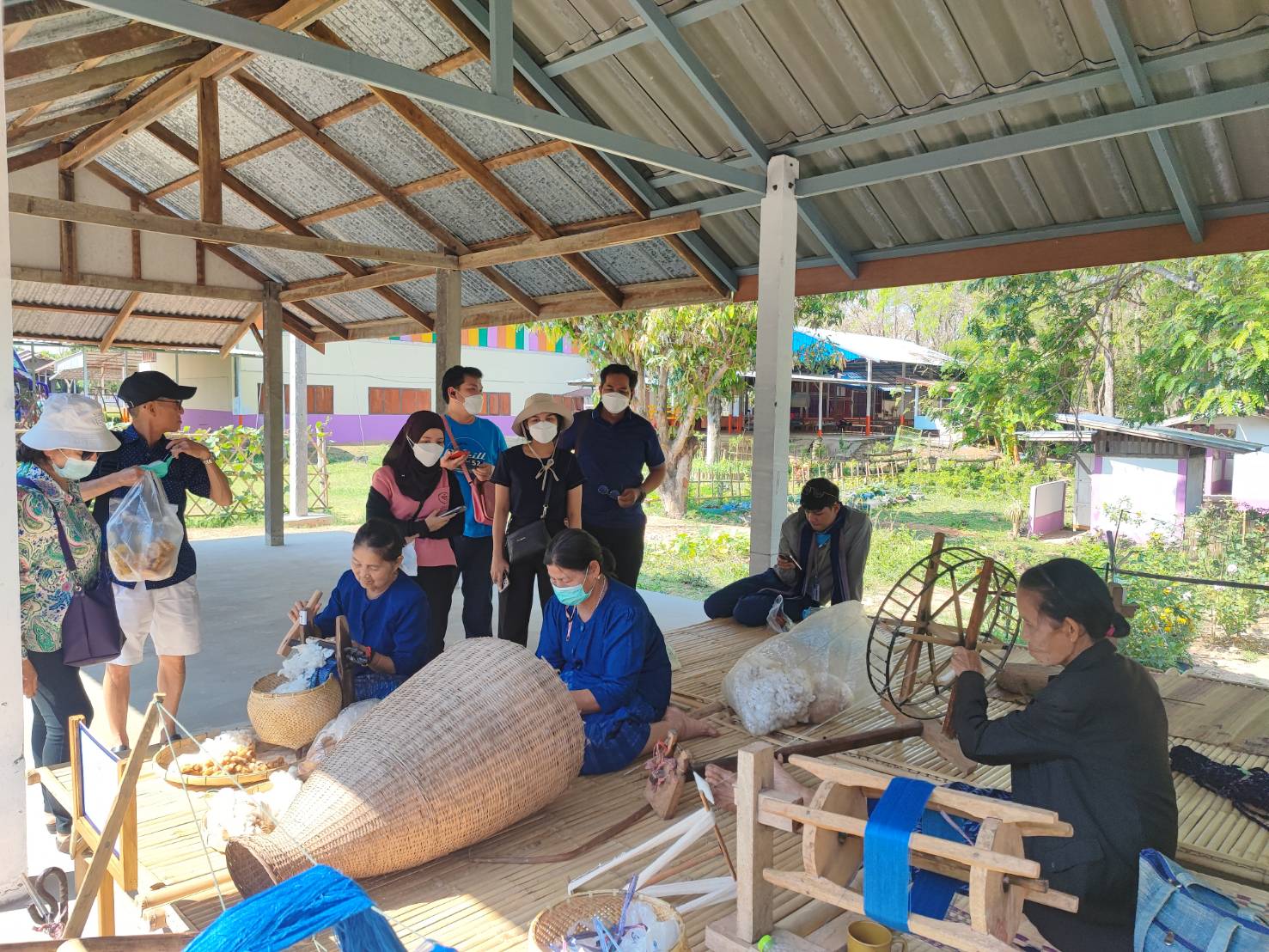 วิชชาลัย ดอนกอย : ต้อนรับคณะศึกษาดูงานกระบวนการเรียนรู้การทำผ้าย้อมครามและเทคนิคการย้อมผ้าด้วยสีธรรมชาติ