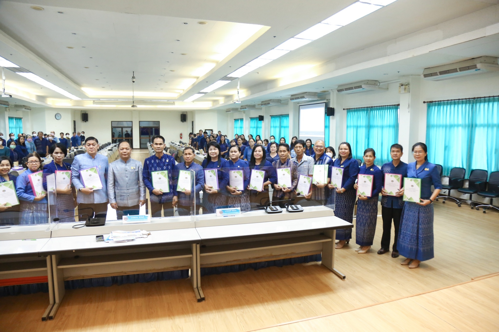 สำนักงานพัฒนาชุมชนจังหวัดสกลนคร : มอบนโยบายการดำเนินงานตามมาตรการปรับปรุงประสิทธิภาพในการปฏิบัติราชการ ประจำปีงบประมาณ พ.ศ. 2566 ของกรมการพัฒนาชุมชน แก่เจ้าหน้าที่พัฒนาชุมชน