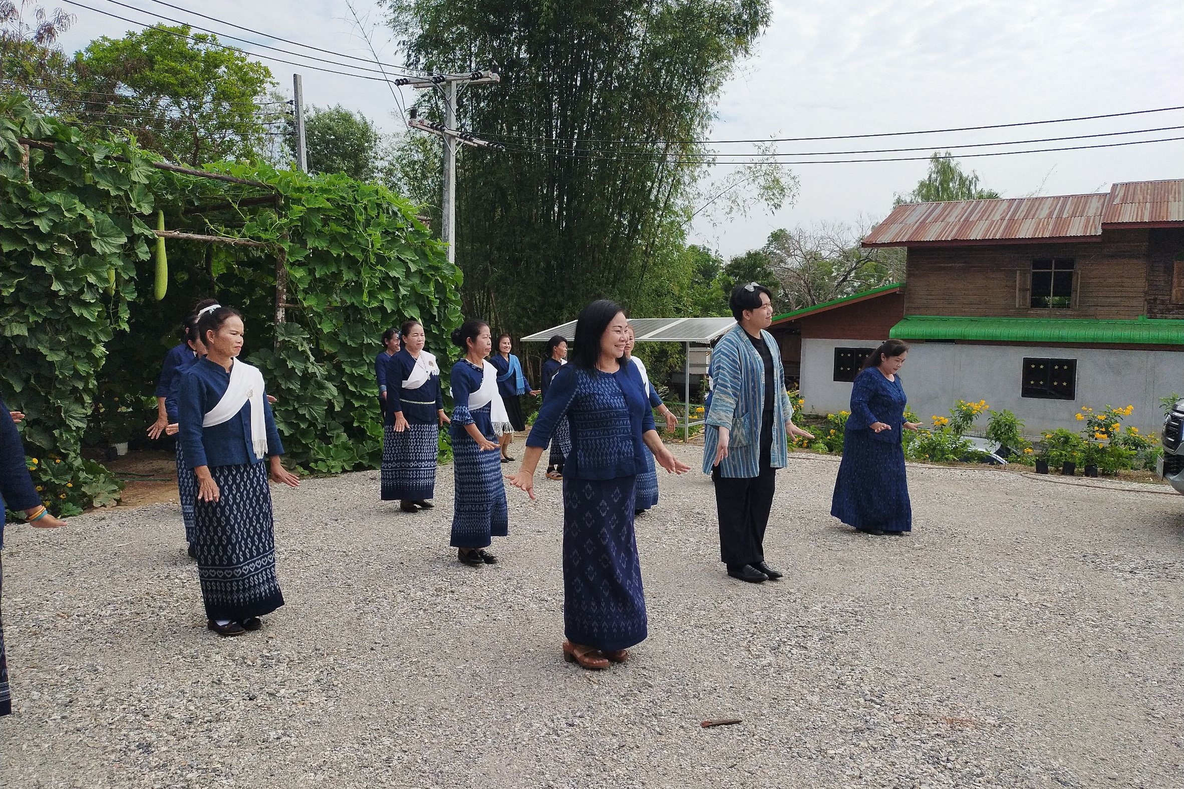 พจ.สกลนคร : บรรยายพิเศษ โครงการสานพลังสตรีตำบลเทิดไท้พระมารดาแห่งผ้าไทย อำเภอพรรณานิคม จังหวัดสกลนคร