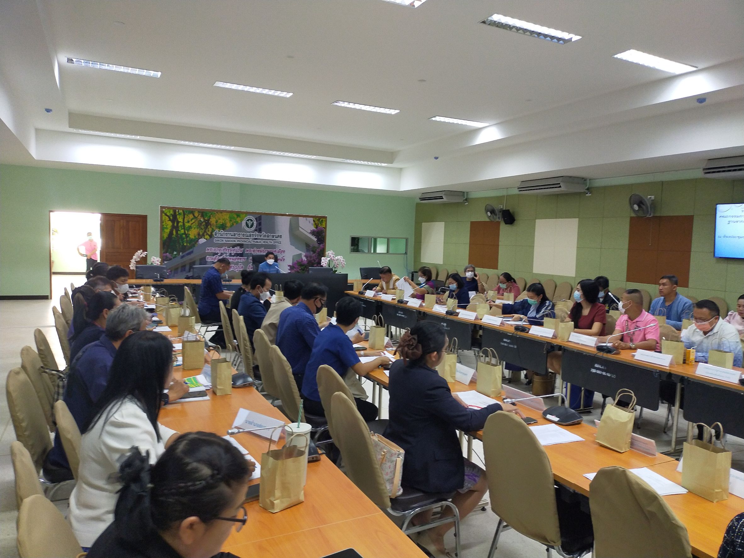 จังหวัดสกลนคร : จัดประชุมกลไกขับเคลื่อนการพัฒนาเศรษฐกิจฐานรากด้วยภาคีเครือข่าย