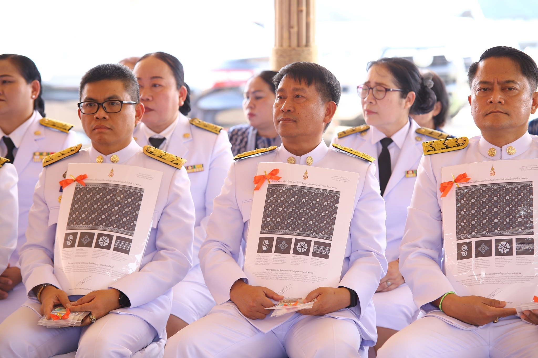 จังหวัดสกลนคร : จัดพิธีมอบลายผ้าพระราชทาน “ผ้าลายดอกรักราชกัญญา” ณ  วิชชาลัยดอนกอย วิถีแห่งการพัฒนาที่ยั่งยืน