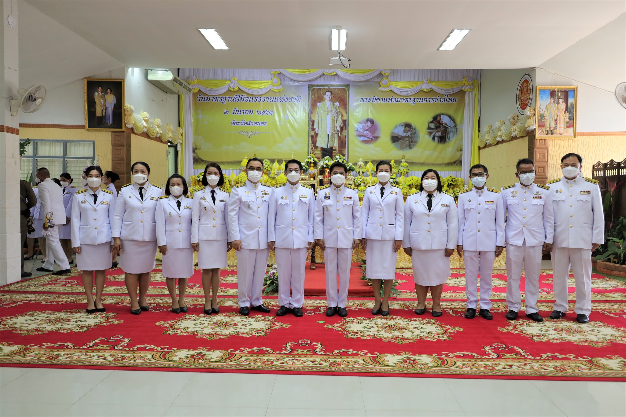 จังหวัดสกลนคร : จัดพิธีถวายราชสักการะพระบาทสมเด็จพระบรมชนกาธิเบศร มหาภูมิพลอดุลยเดชมหาราช บรมนาถบพิตร “พระบิดาแห่งมาตรฐานการช่างไทย” เนื่องในวันมาตรฐานฝีมือแรงงานแห่งชาติ ประจำปี 2566