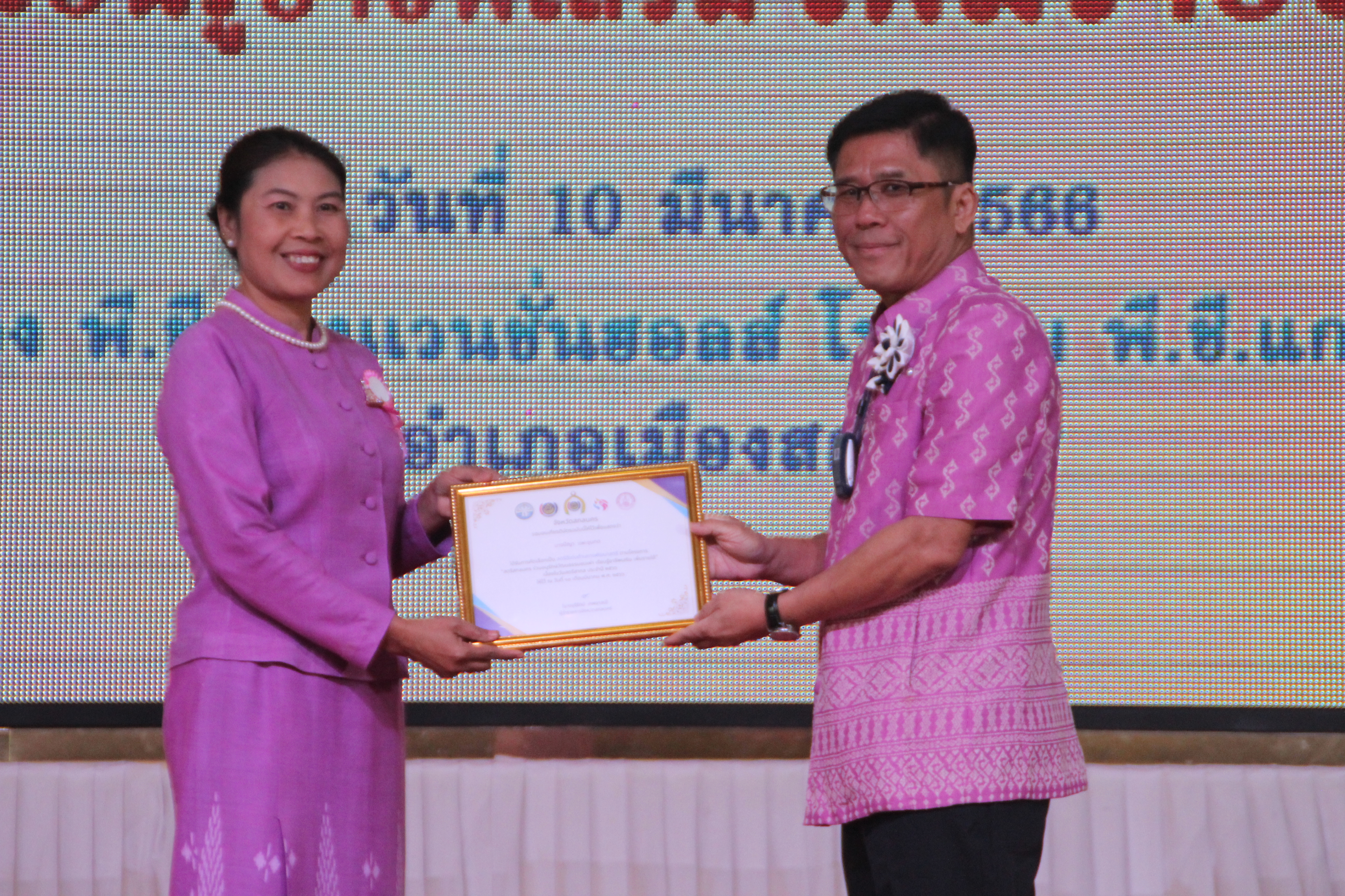 จังหวัดสกลนคร : จัดกิจกรรม วันสตรีสากล ภายใต้แนวคิด “สตรีสกลนคร ร่วมอนุรักษ์วัฒนธรรมชนเผ่า เรียนรู้อาชีพเสริม เพิ่มรายได้”