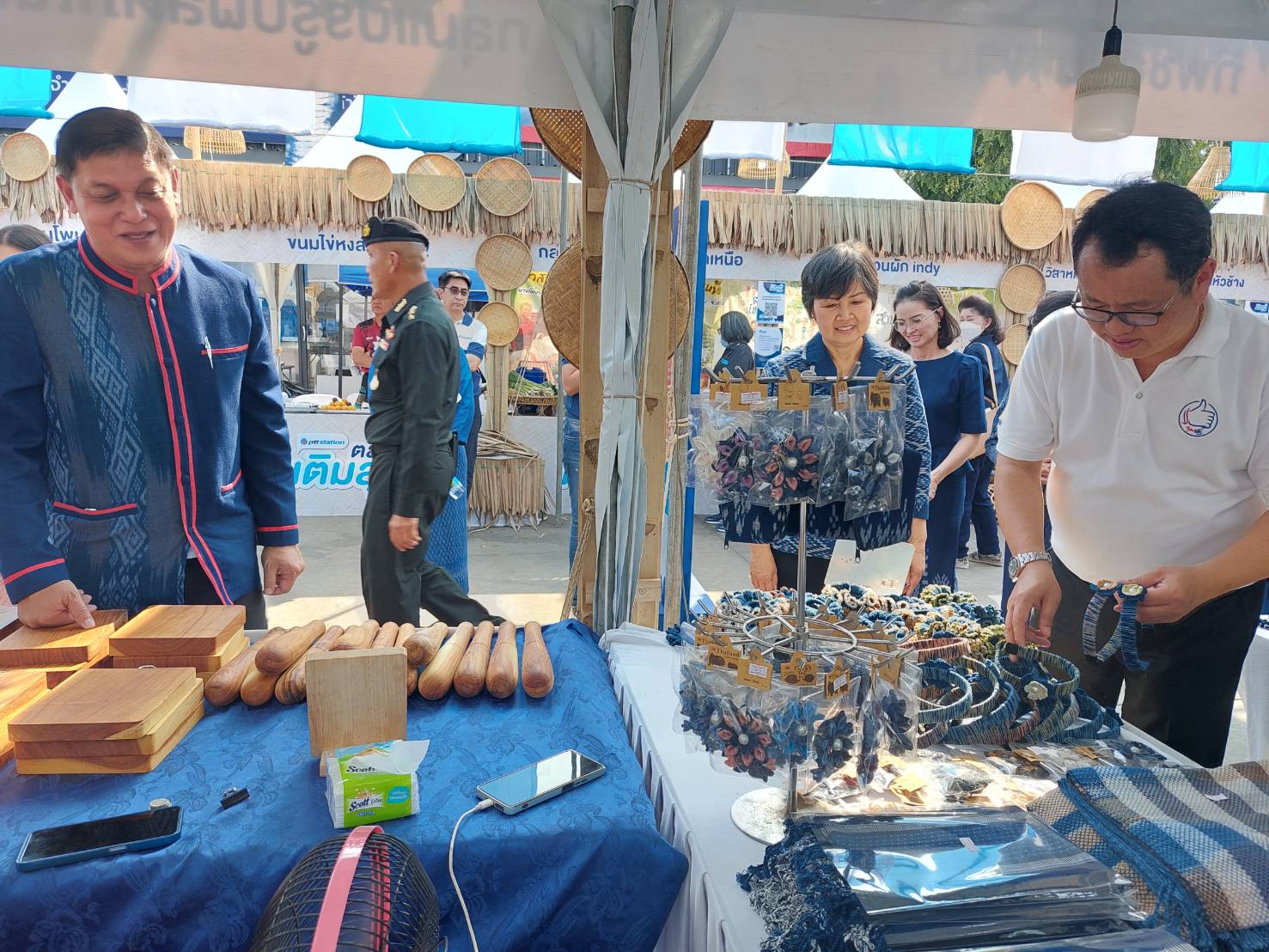 จังหวัดสกลนคร : คณะผู้บริหาร บริษัท ปตท. OR  เยี่ยมชมการพัฒนาผลิตภัณฑ์ “ดอนกอยโมเดล”