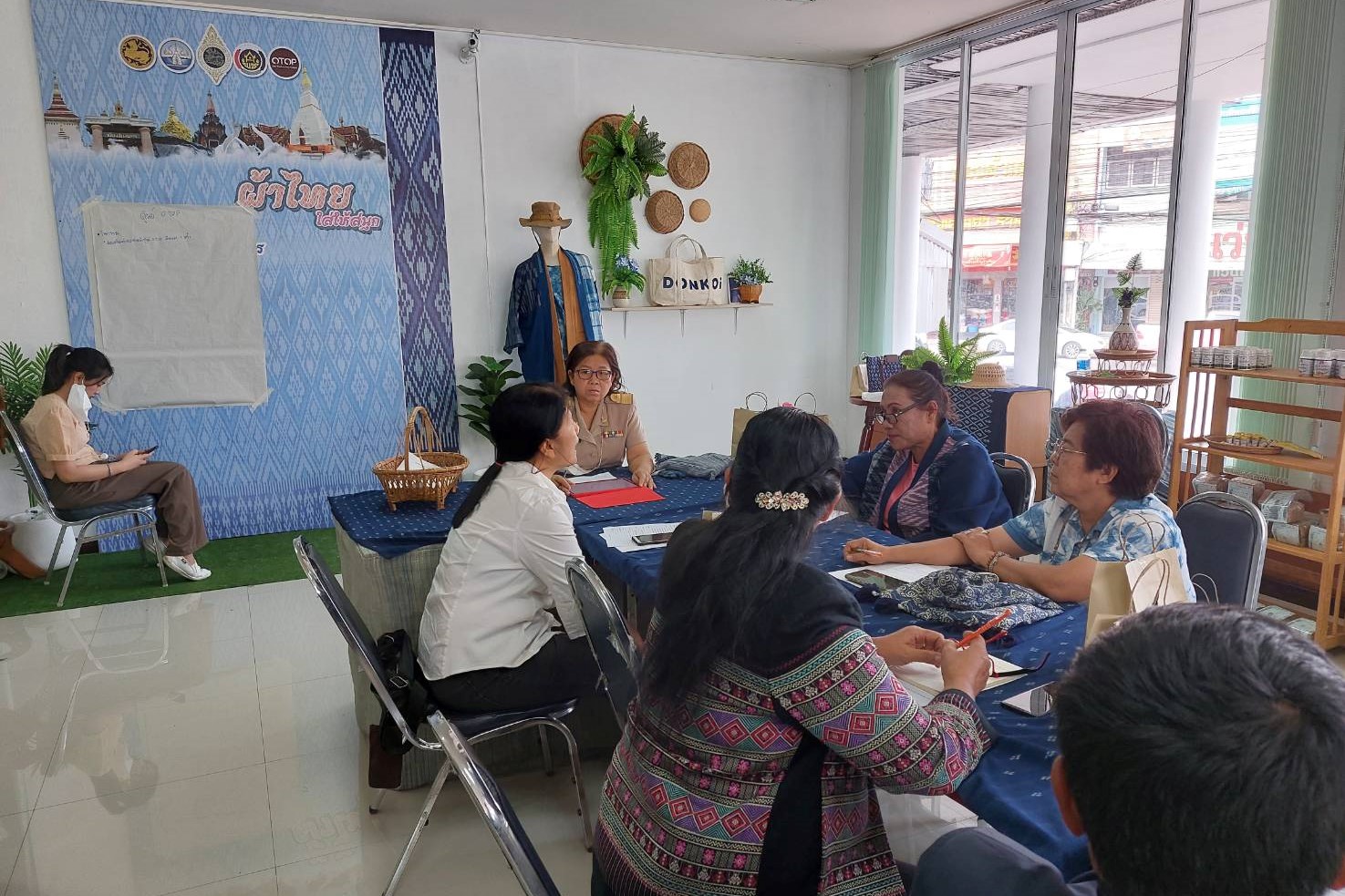 พช.สกลนคร : ประชุมเครือข่าย OTOP เพื่อร่วมขับเคลื่อนศูนย์รวมและจำหน่ายผลิตภัณฑ์ OTOP จังหวัดสกลนคร