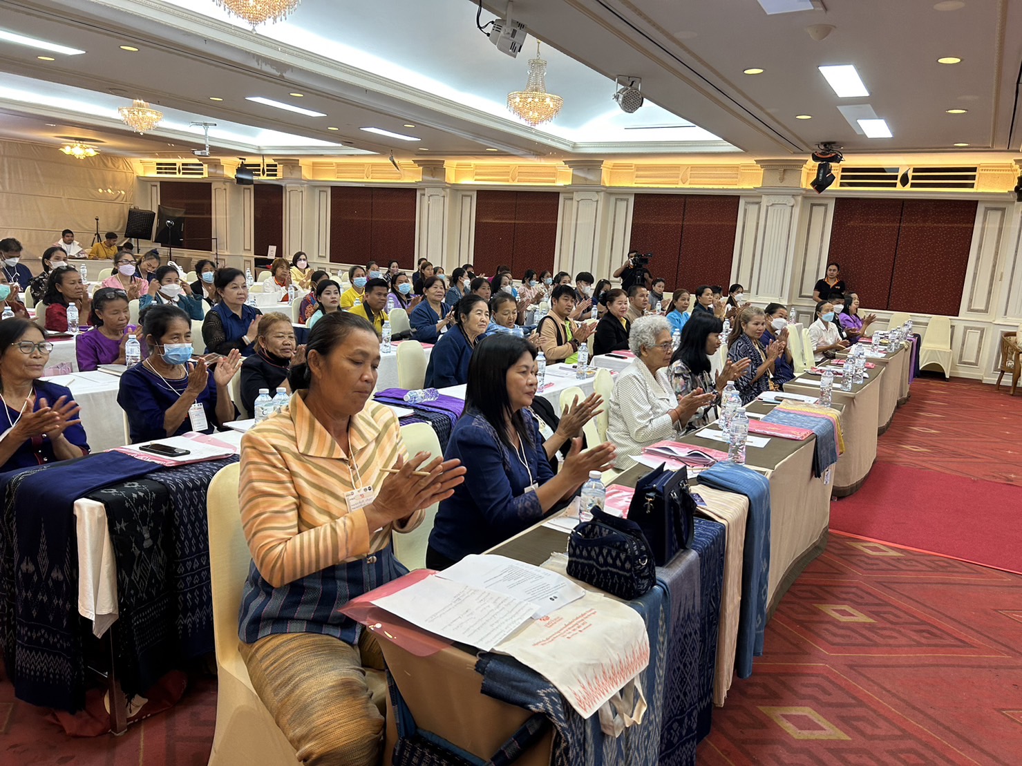 พช.สกลนคร : ส่งเสริมผู้ประกอบการ OTOP  ประเภทผ้าและเครื่องแต่งกาย พัฒนาผลิตภัณฑ์ให้มีคุณภาพมาตรฐานตามกลุ่มคลัสเตอร์