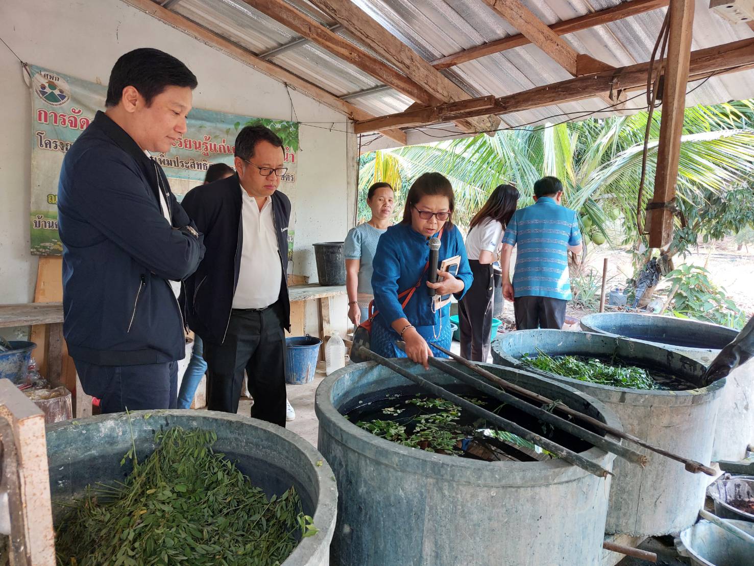 จังหวัดสกลนคร : คณะผู้บริหาร บริษัท ปตท. OR  เยี่ยมชมการพัฒนาผลิตภัณฑ์ “ดอนกอยโมเดล”