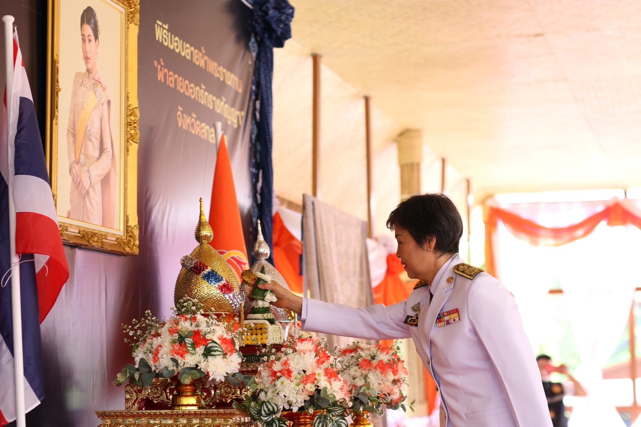 จังหวัดสกลนคร : จัดพิธีมอบลายผ้าพระราชทาน “ผ้าลายดอกรักราชกัญญา” ณ  วิชชาลัยดอนกอย วิถีแห่งการพัฒนาที่ยั่งยืน