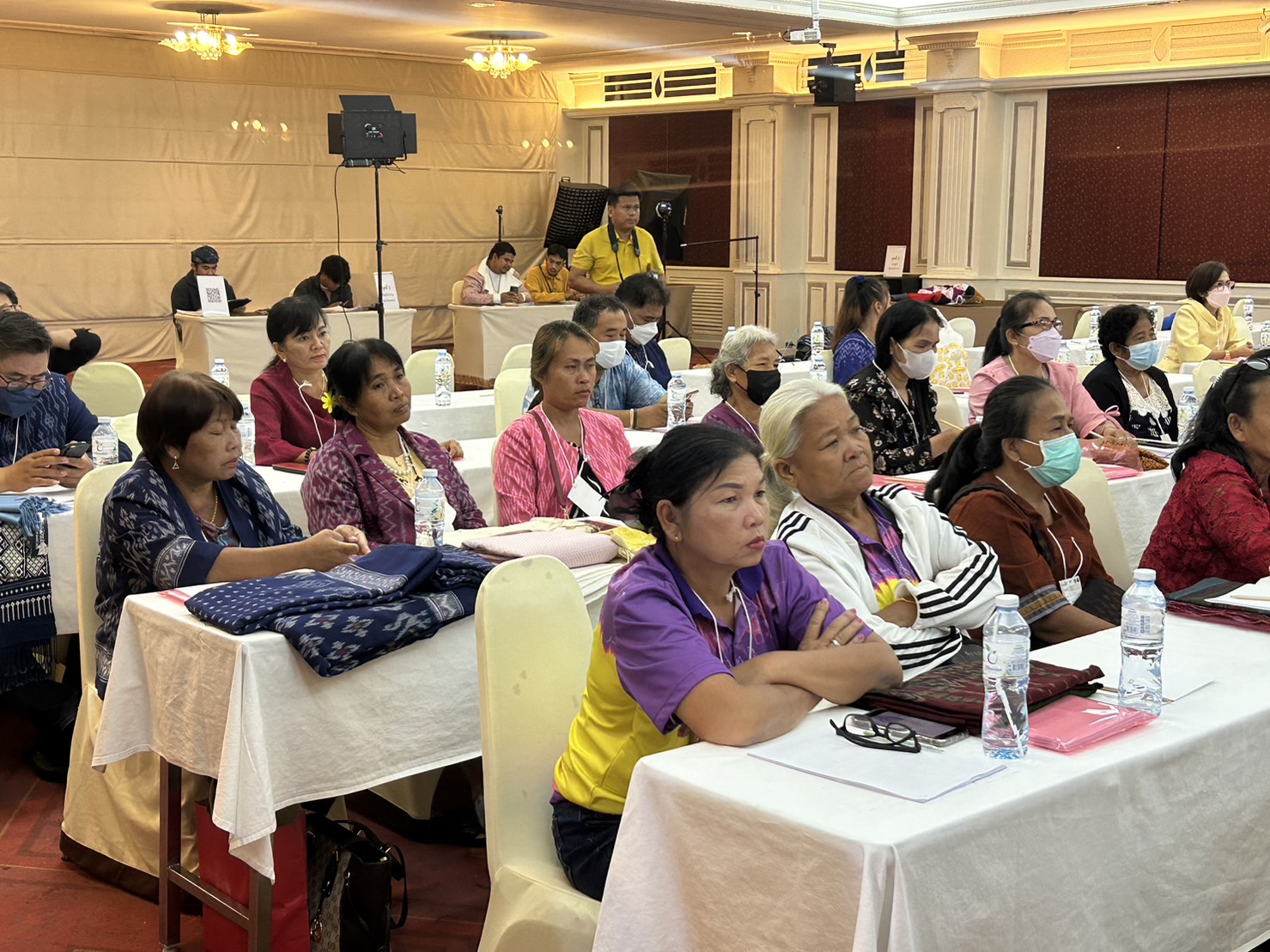 พช.สกลนคร : ส่งเสริมผู้ประกอบการ OTOP  ประเภทผ้าและเครื่องแต่งกาย พัฒนาผลิตภัณฑ์ให้มีคุณภาพมาตรฐานตามกลุ่มคลัสเตอร์