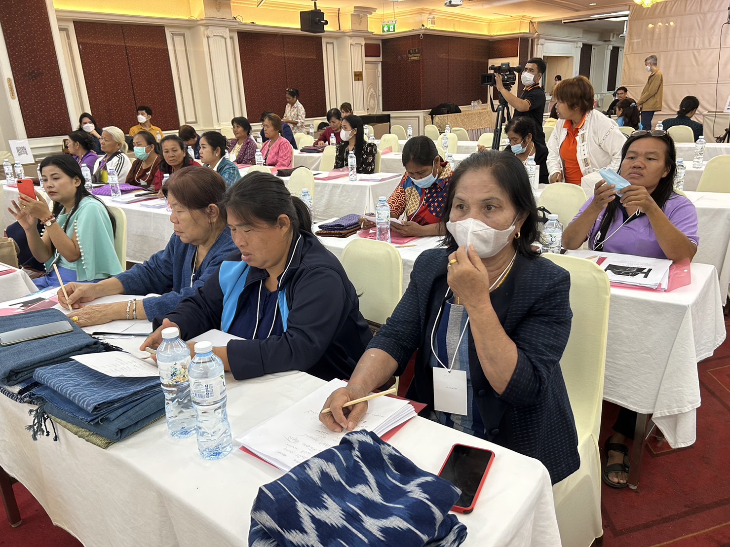 พช.สกลนคร : ส่งเสริมผู้ประกอบการ OTOP  ประเภทผ้าและเครื่องแต่งกาย พัฒนาผลิตภัณฑ์ให้มีคุณภาพมาตรฐานตามกลุ่มคลัสเตอร์