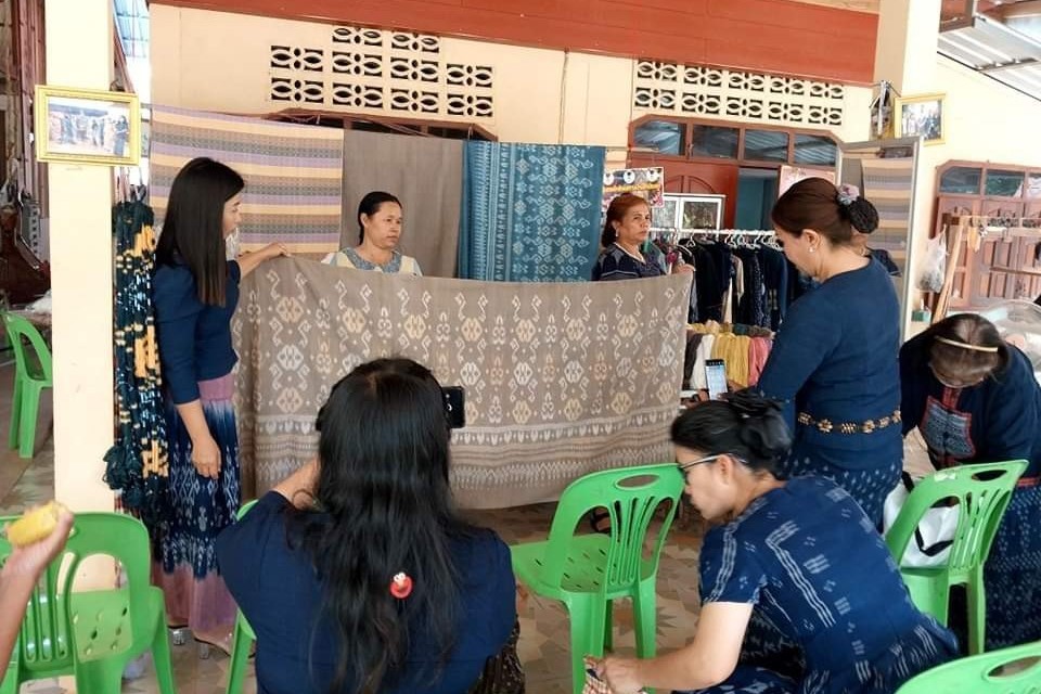 ดอนกอยโมเดล : ถ่ายทอดการทอผ้อมคราม ย้อมสีธรรมชาติ แก่กลุ่มทอผ้าอย่างต่อเนื่อง