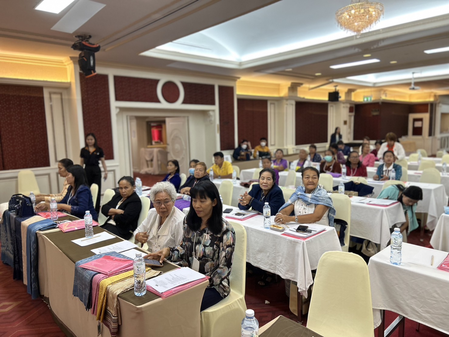 พช.สกลนคร : ส่งเสริมผู้ประกอบการ OTOP  ประเภทผ้าและเครื่องแต่งกาย พัฒนาผลิตภัณฑ์ให้มีคุณภาพมาตรฐานตามกลุ่มคลัสเตอร์
