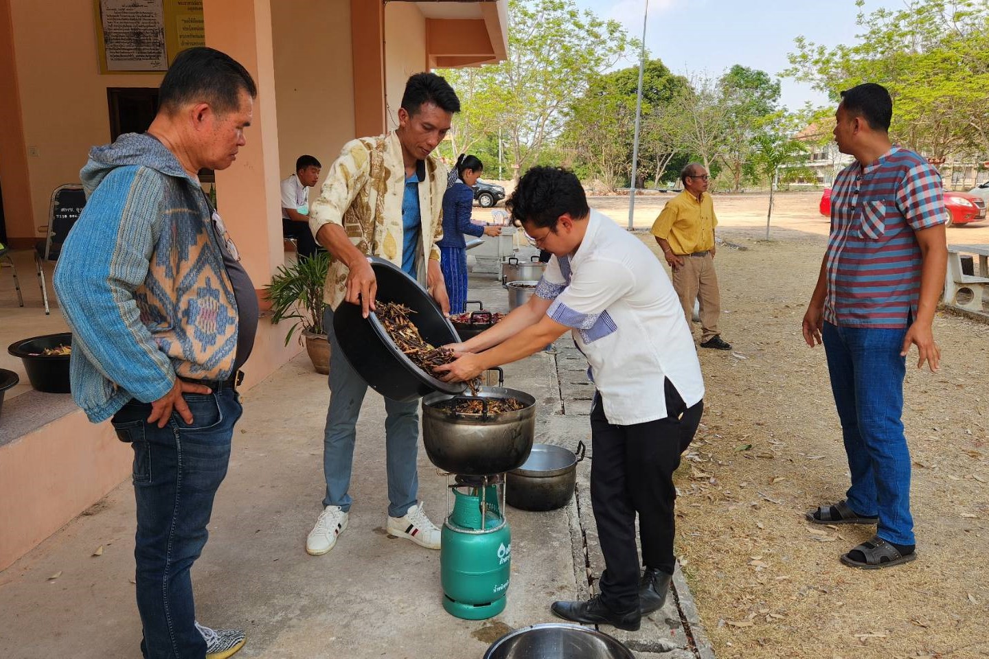 พช.สกลนคร : นำกลุ่มทอผ้าร่วมกิจกรรมเพิ่มศักยภาพด้านการใช้ประโยชน์จากทุนธรรมชาติประเภทพืชให้สี