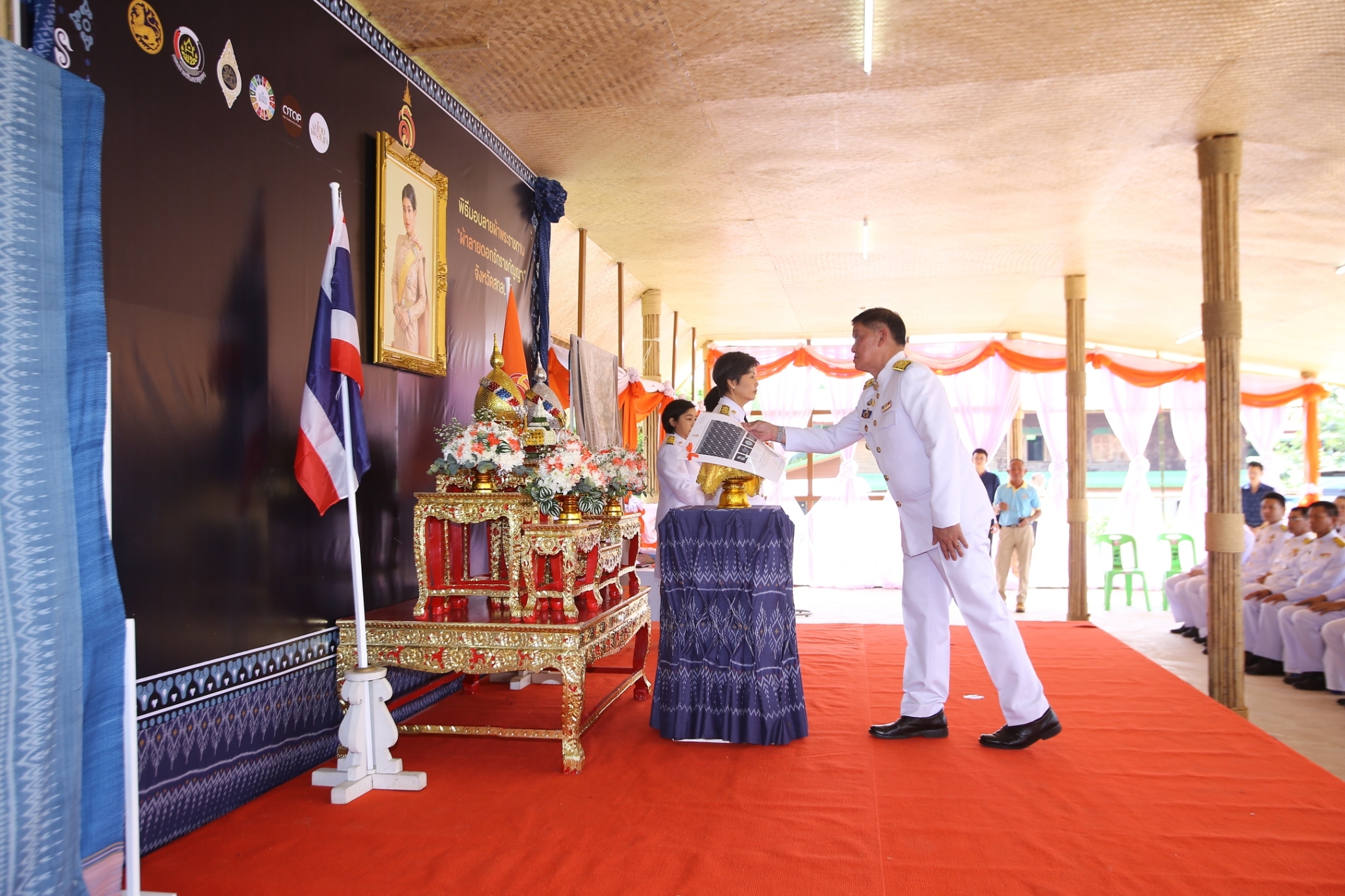 จังหวัดสกลนคร : จัดพิธีมอบลายผ้าพระราชทาน “ผ้าลายดอกรักราชกัญญา” ณ  วิชชาลัยดอนกอย วิถีแห่งการพัฒนาที่ยั่งยืน