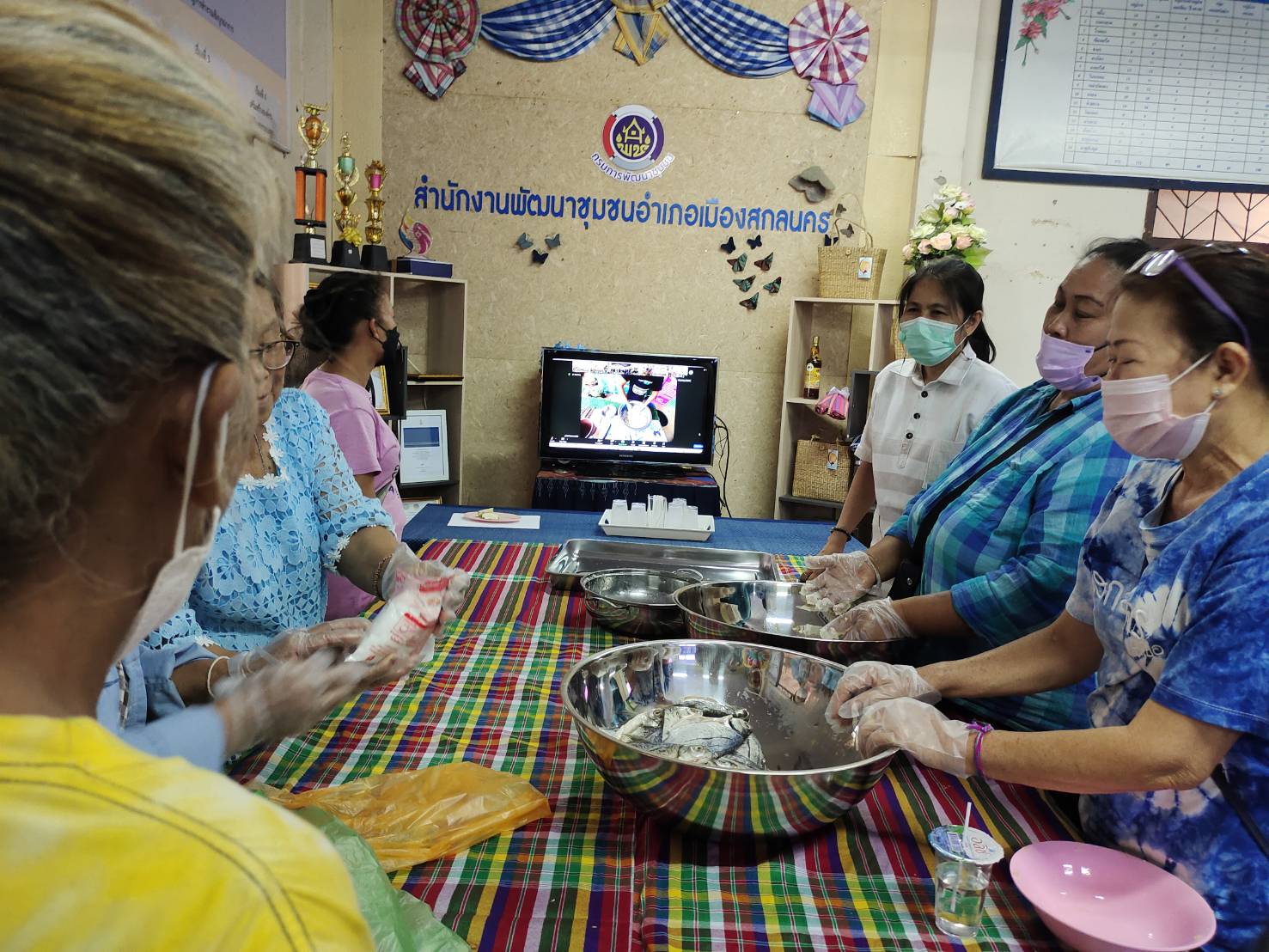 พช.สกลนคร : นำครัวเรือนตกเกณฑ์ TPMAP และ ThaiQM ฝึกอบรมอาชีพประชาชนพัฒนาคนทุกช่วงวัย ตามหลักปรัชญาเศรษฐกิจพอเพียง