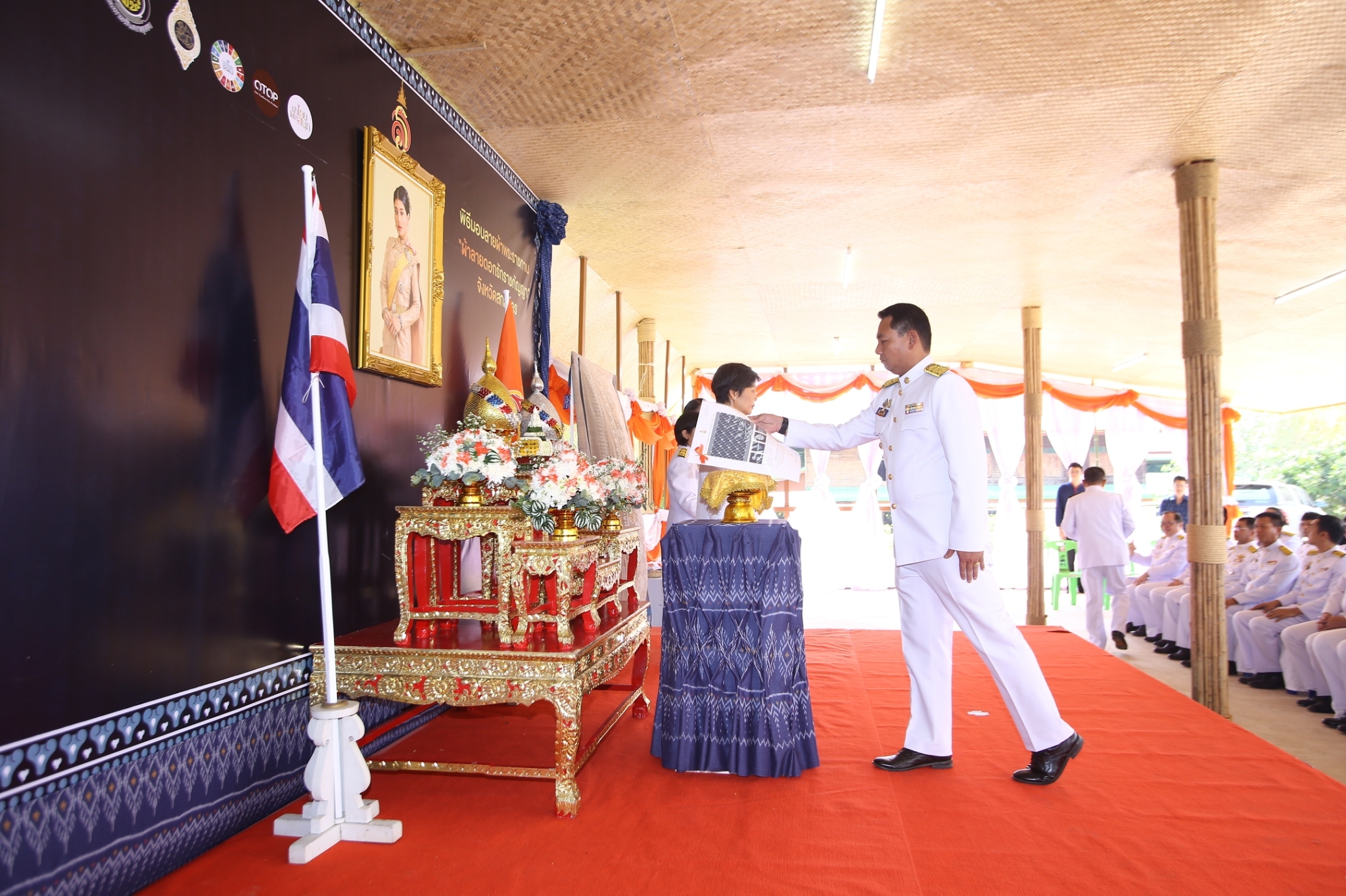จังหวัดสกลนคร : จัดพิธีมอบลายผ้าพระราชทาน “ผ้าลายดอกรักราชกัญญา” ณ  วิชชาลัยดอนกอย วิถีแห่งการพัฒนาที่ยั่งยืน