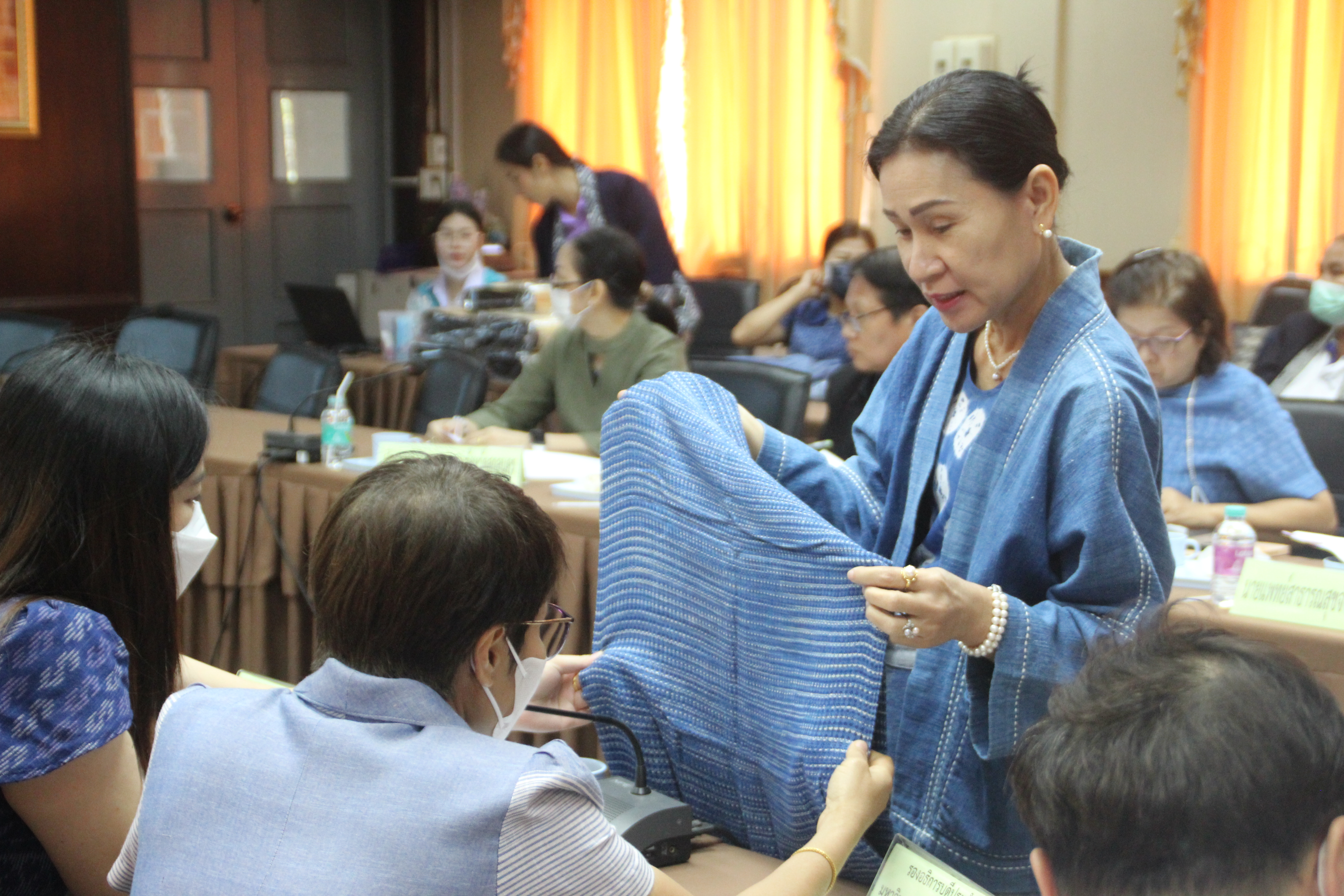พช.สกลนคร : ร่วมประชุมคณะกรรมการรับรองมาตรฐานผลิตภัณฑ์ชุมชนจังหวัดสกลนคร