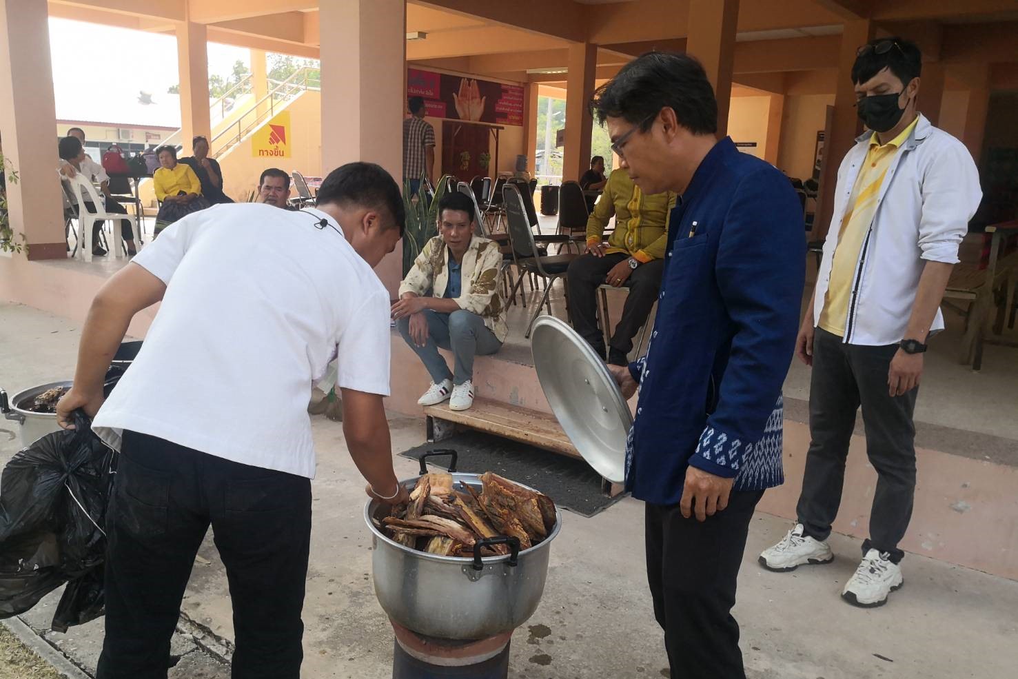 พช.สกลนคร : นำกลุ่มทอผ้าร่วมกิจกรรมเพิ่มศักยภาพด้านการใช้ประโยชน์จากทุนธรรมชาติประเภทพืชให้สี