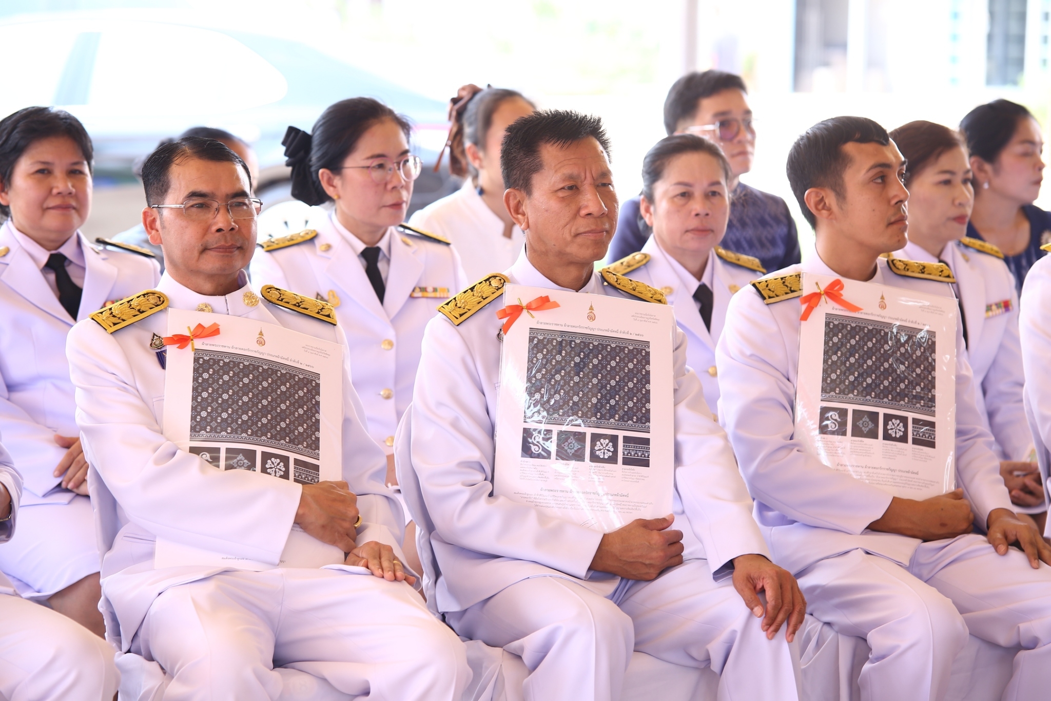 จังหวัดสกลนคร : จัดพิธีมอบลายผ้าพระราชทาน “ผ้าลายดอกรักราชกัญญา” ณ  วิชชาลัยดอนกอย วิถีแห่งการพัฒนาที่ยั่งยืน