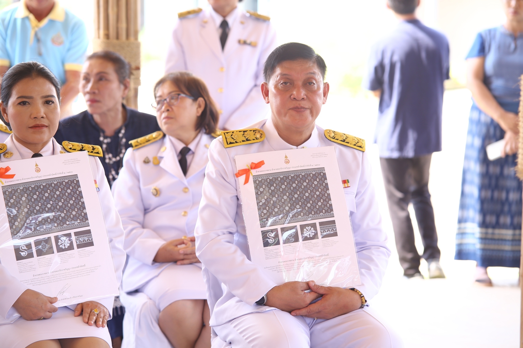 จังหวัดสกลนคร : จัดพิธีมอบลายผ้าพระราชทาน “ผ้าลายดอกรักราชกัญญา” ณ  วิชชาลัยดอนกอย วิถีแห่งการพัฒนาที่ยั่งยืน