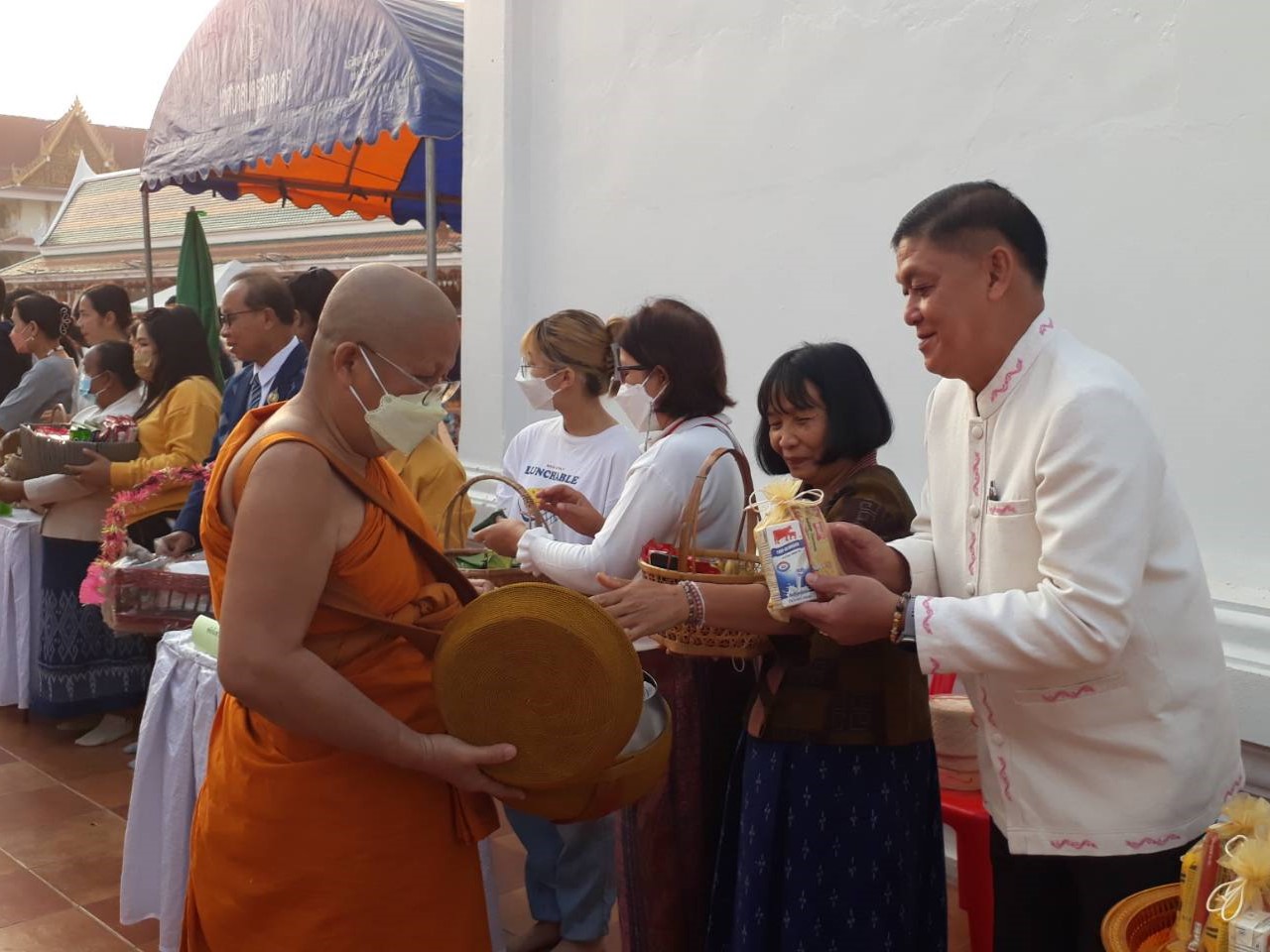 พช.สกลนคร : ร่วมพิธีทำบุญตักบาตร เนื่องในเทศกาลวันมาฆบูชา พ.ศ. 2566
