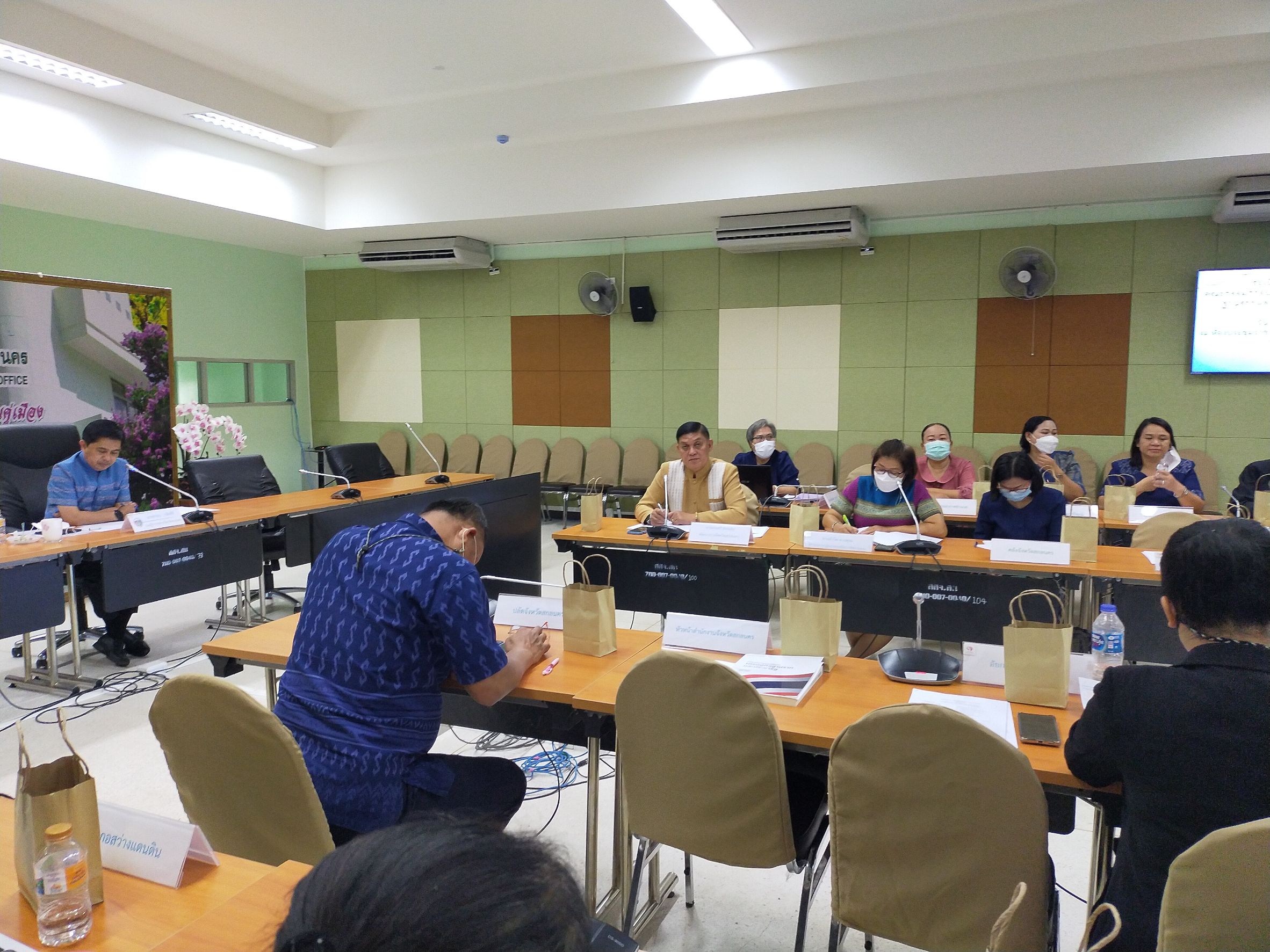 จังหวัดสกลนคร : จัดประชุมกลไกขับเคลื่อนการพัฒนาเศรษฐกิจฐานรากด้วยภาคีเครือข่าย