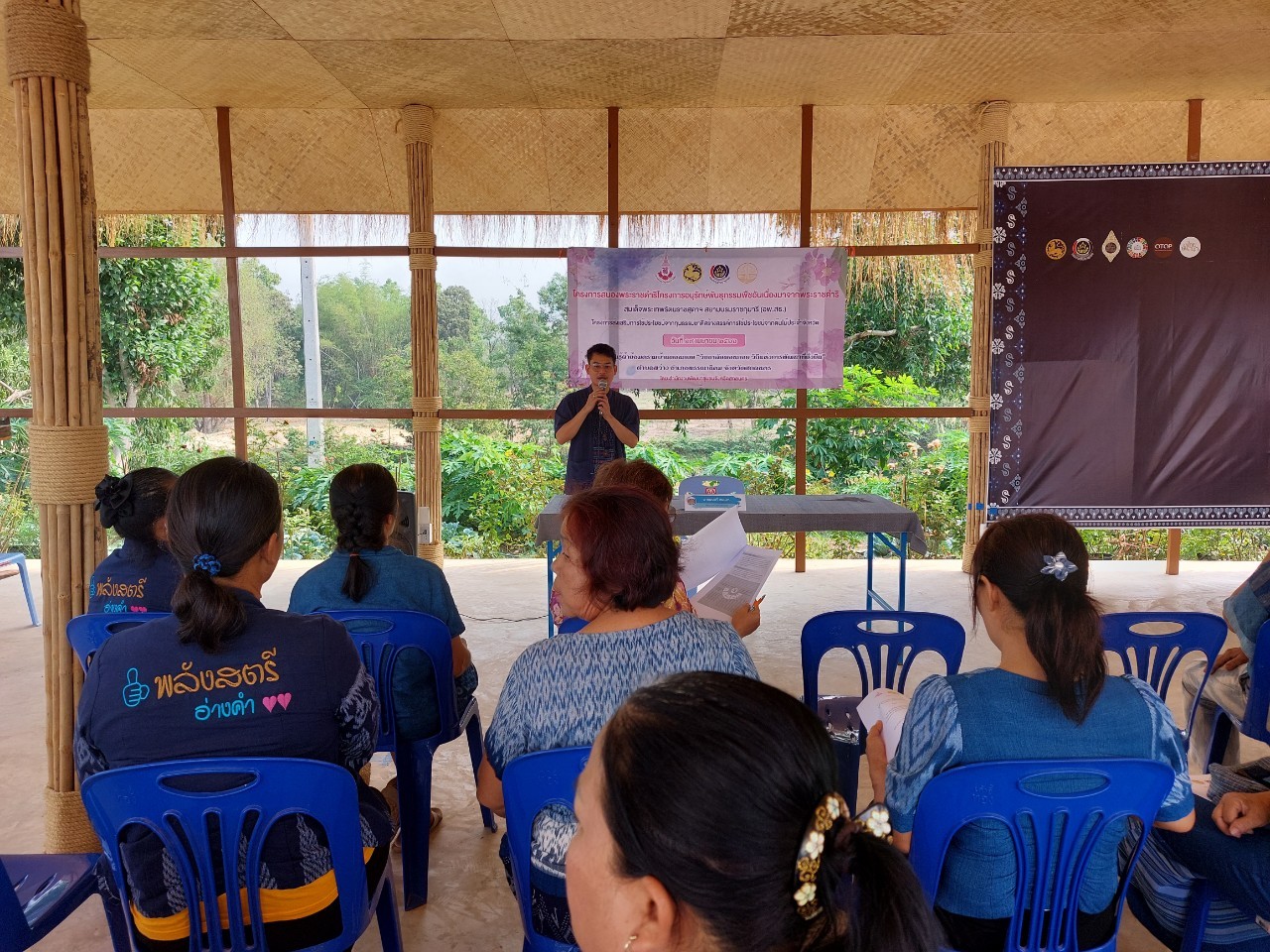 พช.สกลนคร : สนองพระราชดำริตามโครงการอนุรักษ์พันธุกรรมพืช อันเนื่องมาจากพระราชดำริ สมเด็จพระเทพรัตนราชสุดาฯ สยามบรมราชกุมารี (อพ.สธ.) กิจกรรมสร้างสรรค์การใช้ประโยชน์จากต้นไม้ประจำจังหวัด