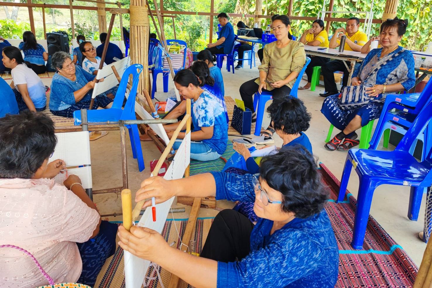 จังหวัดสกลนครร่วมกับ “วิชชาลัยดอนกอย วิถีแห่งการพัฒนาที่ยั่งยืน” : สนองแนวพระดำริสมเด็จพระเจ้าลูกเธอ เจ้าฟ้าสิริวัณณวรี นารีรัตนราชกัญญา โดยจัดอบรมเพิ่มทักษะอาชีพให้กับสตรีด้านการทอผ้า “ผ้าลายดอกรักราชกัญญา”