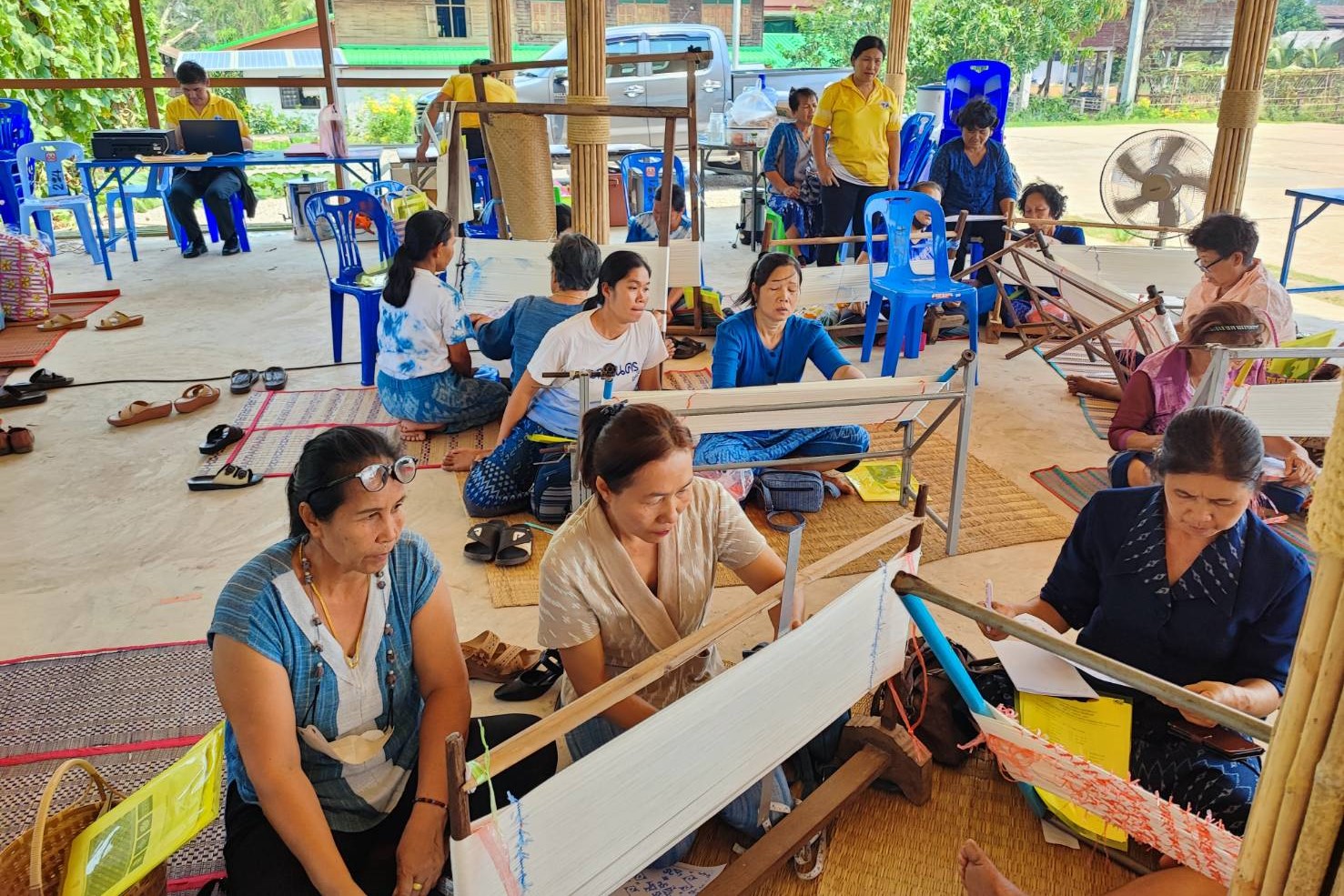 จังหวัดสกลนครร่วมกับ “วิชชาลัยดอนกอย วิถีแห่งการพัฒนาที่ยั่งยืน” : สนองแนวพระดำริสมเด็จพระเจ้าลูกเธอ เจ้าฟ้าสิริวัณณวรี นารีรัตนราชกัญญา โดยจัดอบรมเพิ่มทักษะอาชีพให้กับสตรีด้านการทอผ้า “ผ้าลายดอกรักราชกัญญา”