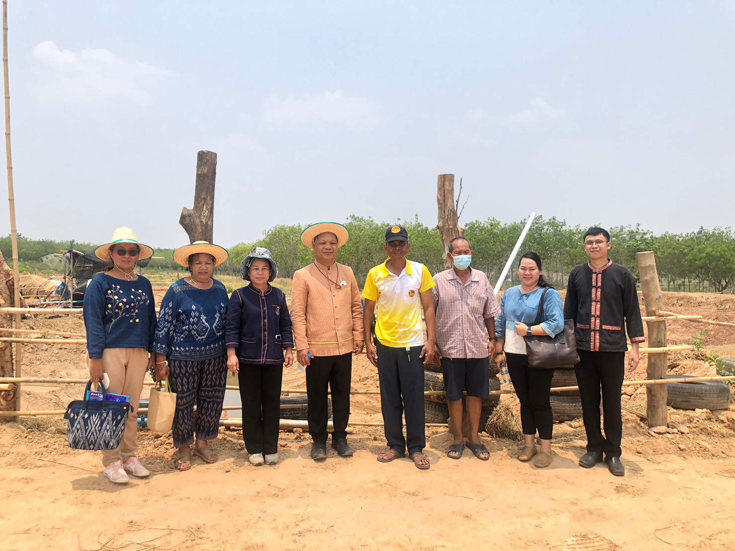 ผู้ตรวจราชการกรมการพัฒนาชุมชน : ติดตามและสนับสนุนการดำเนินงานกองทุนพัฒนาบทบาทสตรีและหมู่บ้านเศรษฐกิจพอเพียงต้นแบบ ในเขตพื้นที่อำเภอภูพาน จังหวัดสกลนคร