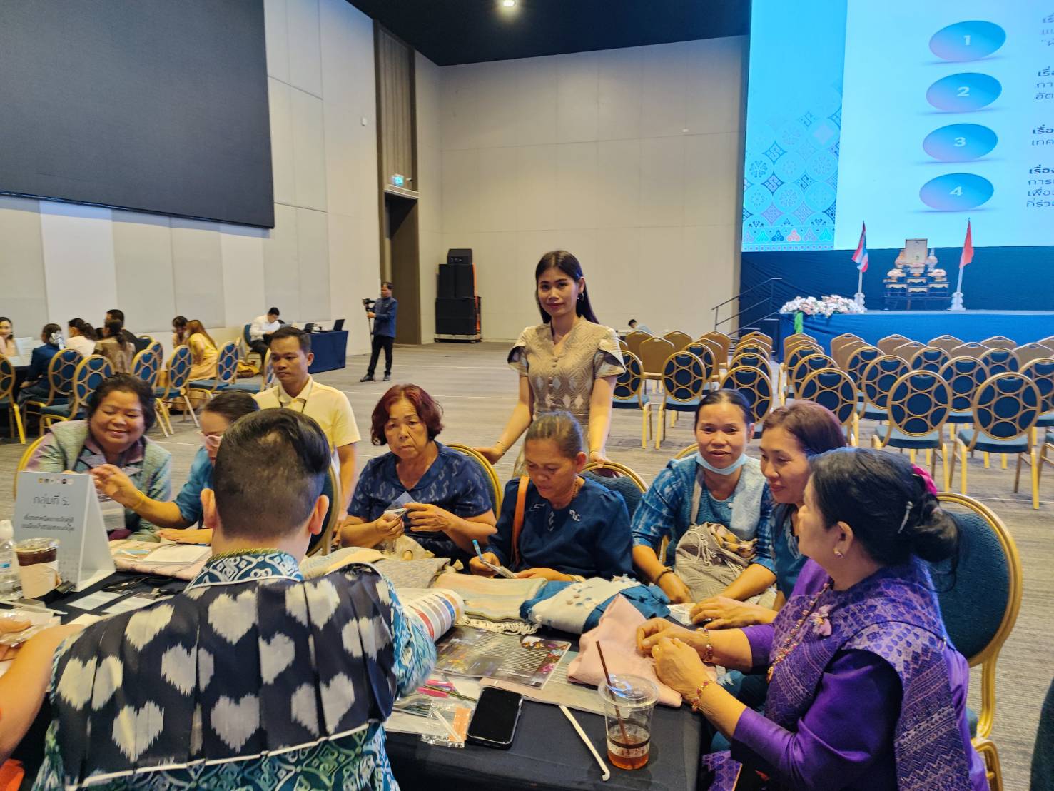 พช.สกลนคร : น้อมนำพระดำริ “ผ้าไทยใส่ให้สนุก” สู่ความยั่งยืน นำกลุ่มทอผ้าร่วมกิจกรรม Coaching การพัฒนาศักยภาพผู้ผลิต ผู้ประกอบการ OTOP ด้านผ้าไทย และงานหัตถกรรม “ผ้าลายดอกรักราชกัญญา”