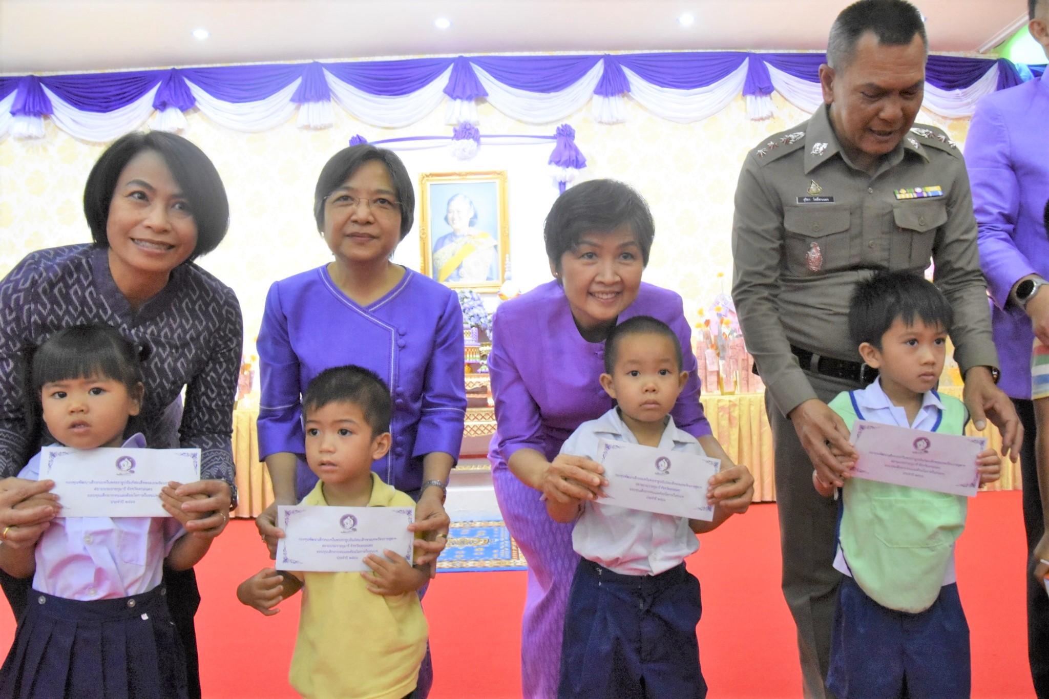 จังหวัดสกลนคร : ทอดผ้าป่าสมทบกองทุนพัฒนาเด็กชนบท ในพระราชูปถัมภ์สมเด็จพระเทพรัตนราชสุดาฯ สยามบรมราชกุมารี ประจำปี 2566