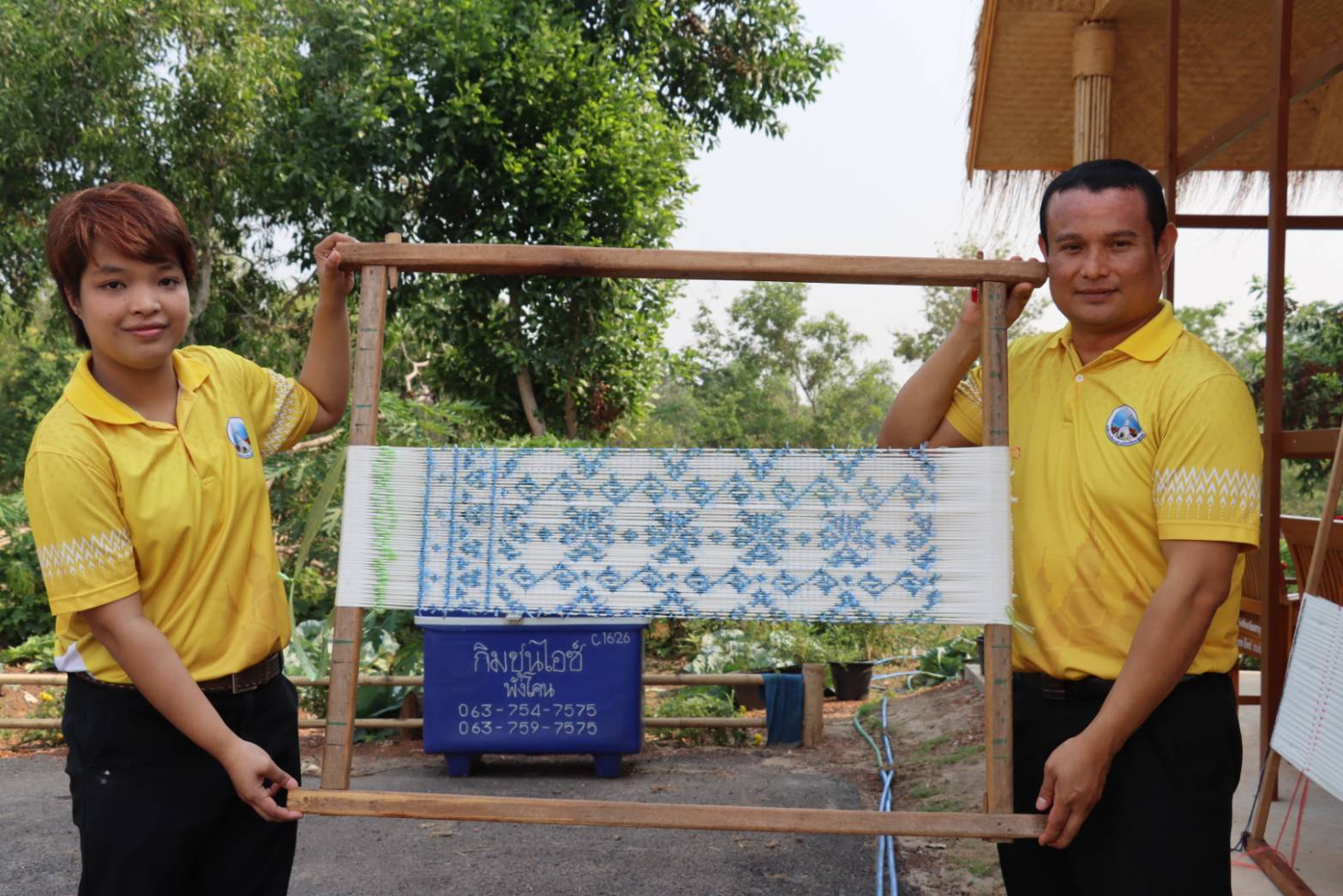 จังหวัดสกลนครร่วมกับ “วิชชาลัยดอนกอย วิถีแห่งการพัฒนาที่ยั่งยืน” : สนองแนวพระดำริสมเด็จพระเจ้าลูกเธอ เจ้าฟ้าสิริวัณณวรี นารีรัตนราชกัญญา โดยจัดอบรมเพิ่มทักษะอาชีพให้กับสตรีด้านการทอผ้า “ผ้าลายดอกรักราชกัญญา”