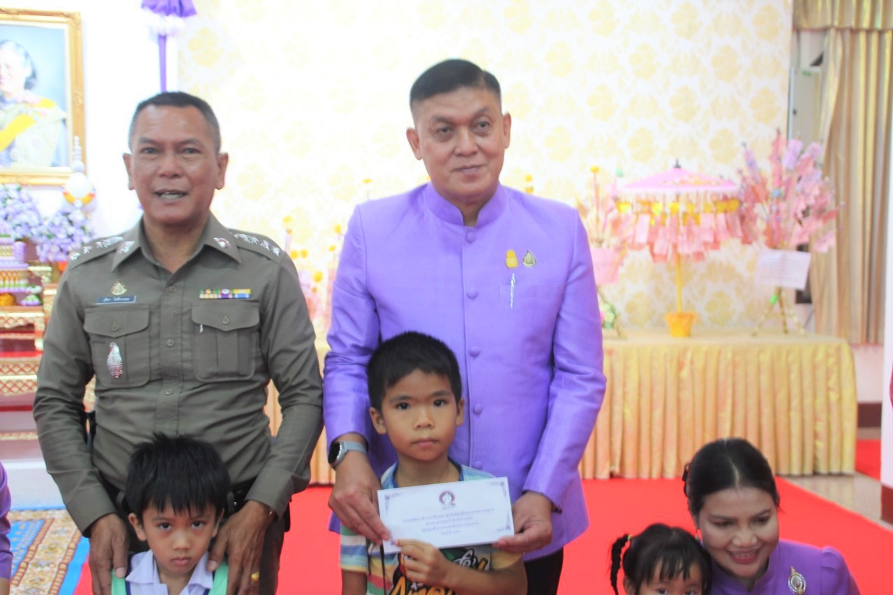 จังหวัดสกลนคร : ทอดผ้าป่าสมทบกองทุนพัฒนาเด็กชนบท ในพระราชูปถัมภ์สมเด็จพระเทพรัตนราชสุดาฯ สยามบรมราชกุมารี ประจำปี 2566