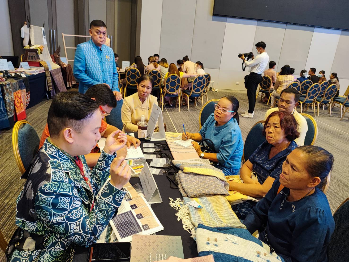 พช.สกลนคร : น้อมนำพระดำริ “ผ้าไทยใส่ให้สนุก” สู่ความยั่งยืน นำกลุ่มทอผ้าร่วมกิจกรรม Coaching การพัฒนาศักยภาพผู้ผลิต ผู้ประกอบการ OTOP ด้านผ้าไทย และงานหัตถกรรม “ผ้าลายดอกรักราชกัญญา”