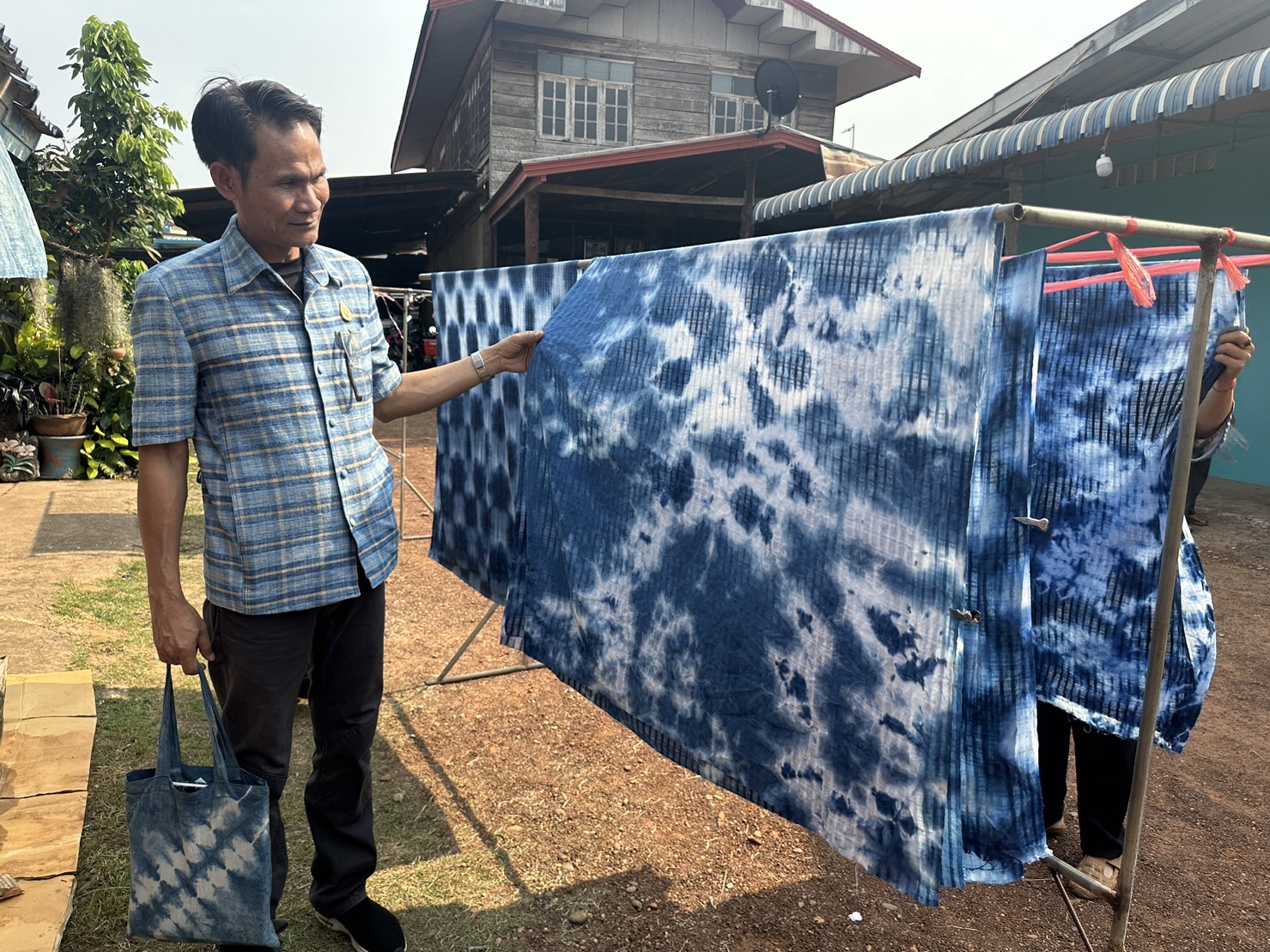 พช.สกลนคร : ฝึกอบรมพัฒนาผลิตภัณฑ์ผ้าพื้นเมืองอำเภออากาศอำนวย