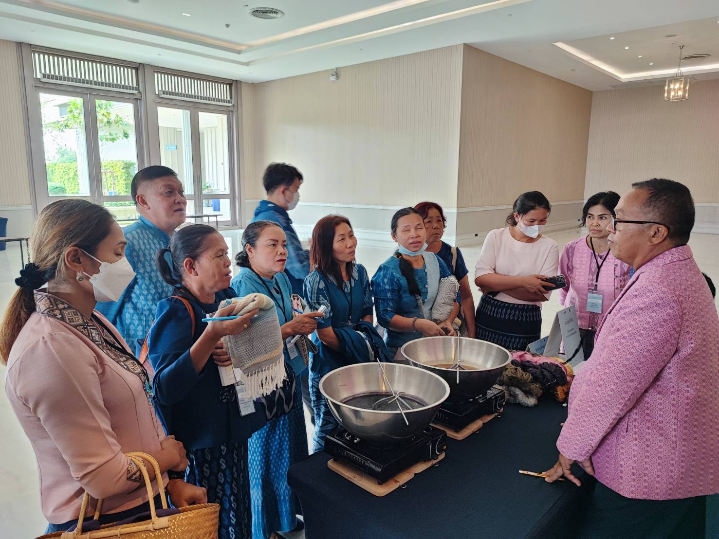 พช.สกลนคร : น้อมนำพระดำริ “ผ้าไทยใส่ให้สนุก” สู่ความยั่งยืน นำกลุ่มทอผ้าร่วมกิจกรรม Coaching การพัฒนาศักยภาพผู้ผลิต ผู้ประกอบการ OTOP ด้านผ้าไทย และงานหัตถกรรม “ผ้าลายดอกรักราชกัญญา”