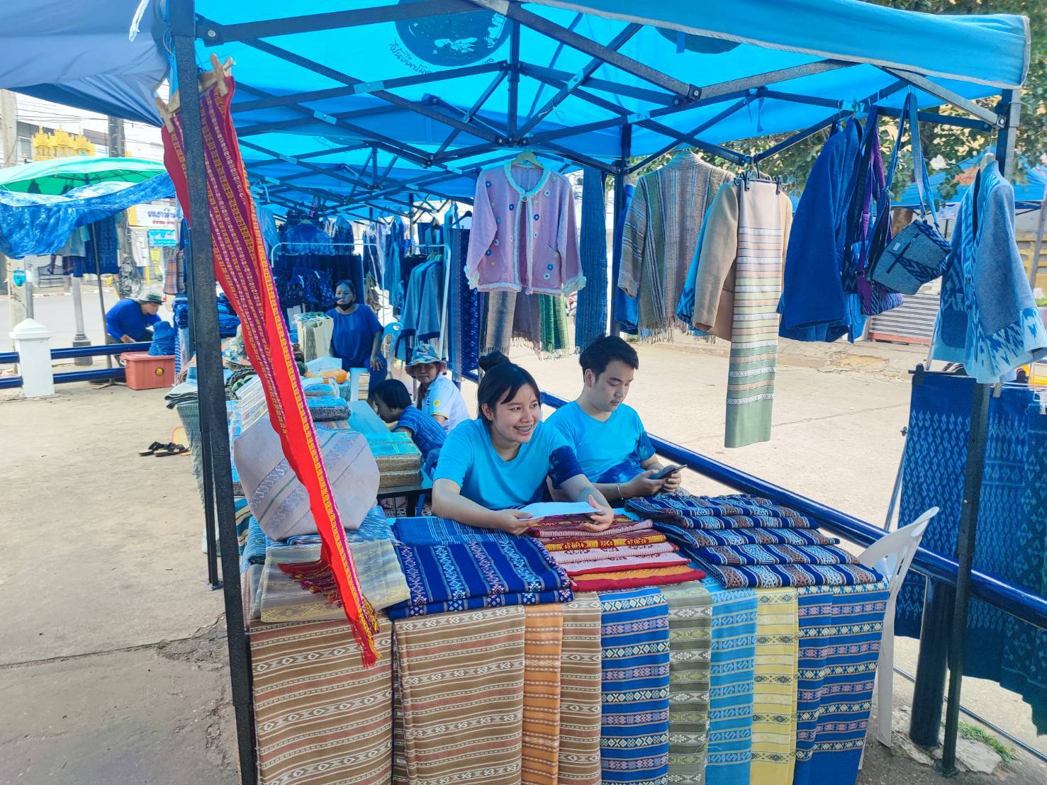 พช.สกลนคร : จัดตลาดนัด OTOP เด่นของจังหวัดสกลนคร