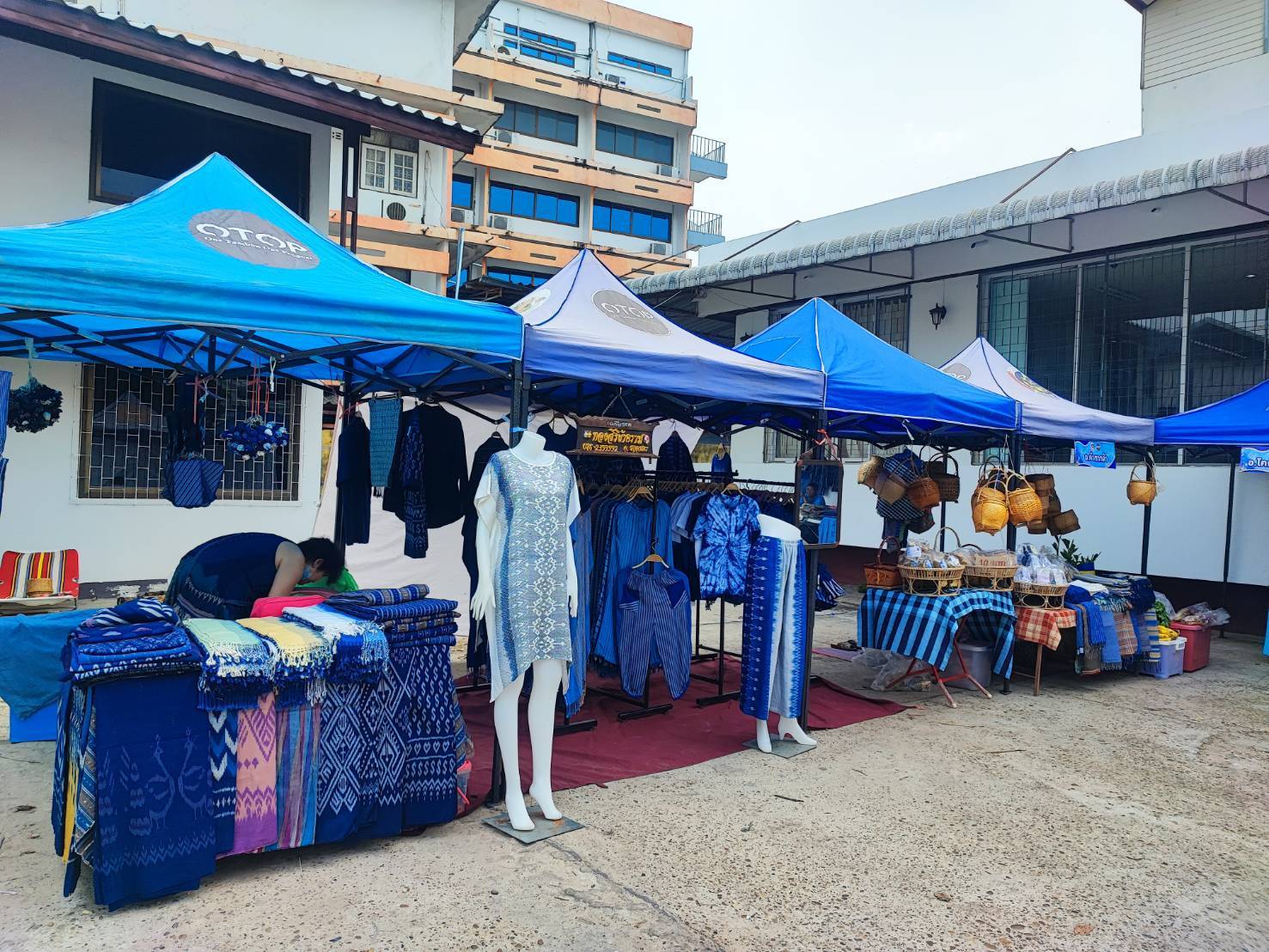 พช.สกลนคร : จัดตลาดนัด OTOP เด่นของจังหวัดสกลนคร