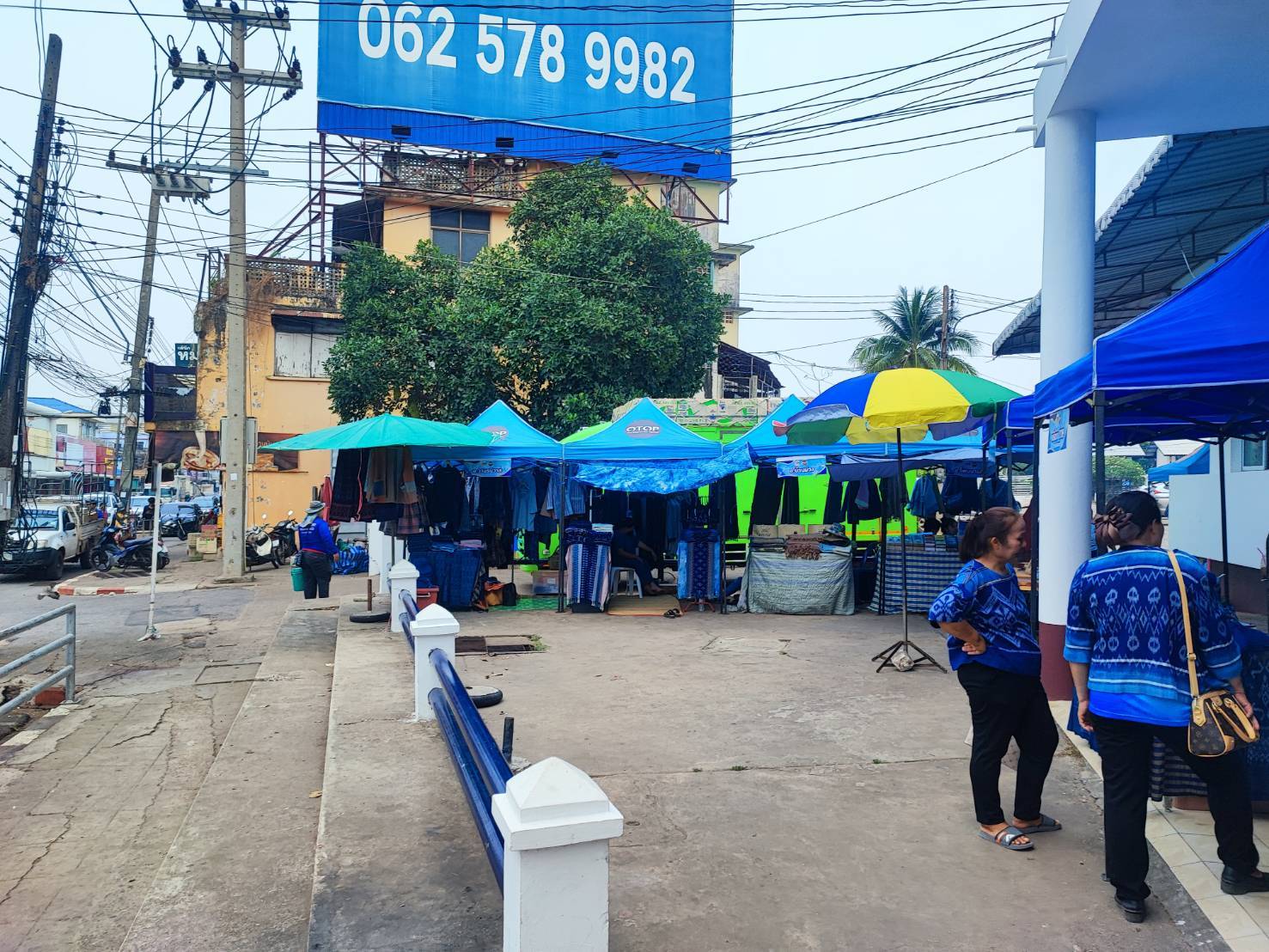 พช.สกลนคร : จัดตลาดนัด OTOP เด่นของจังหวัดสกลนคร