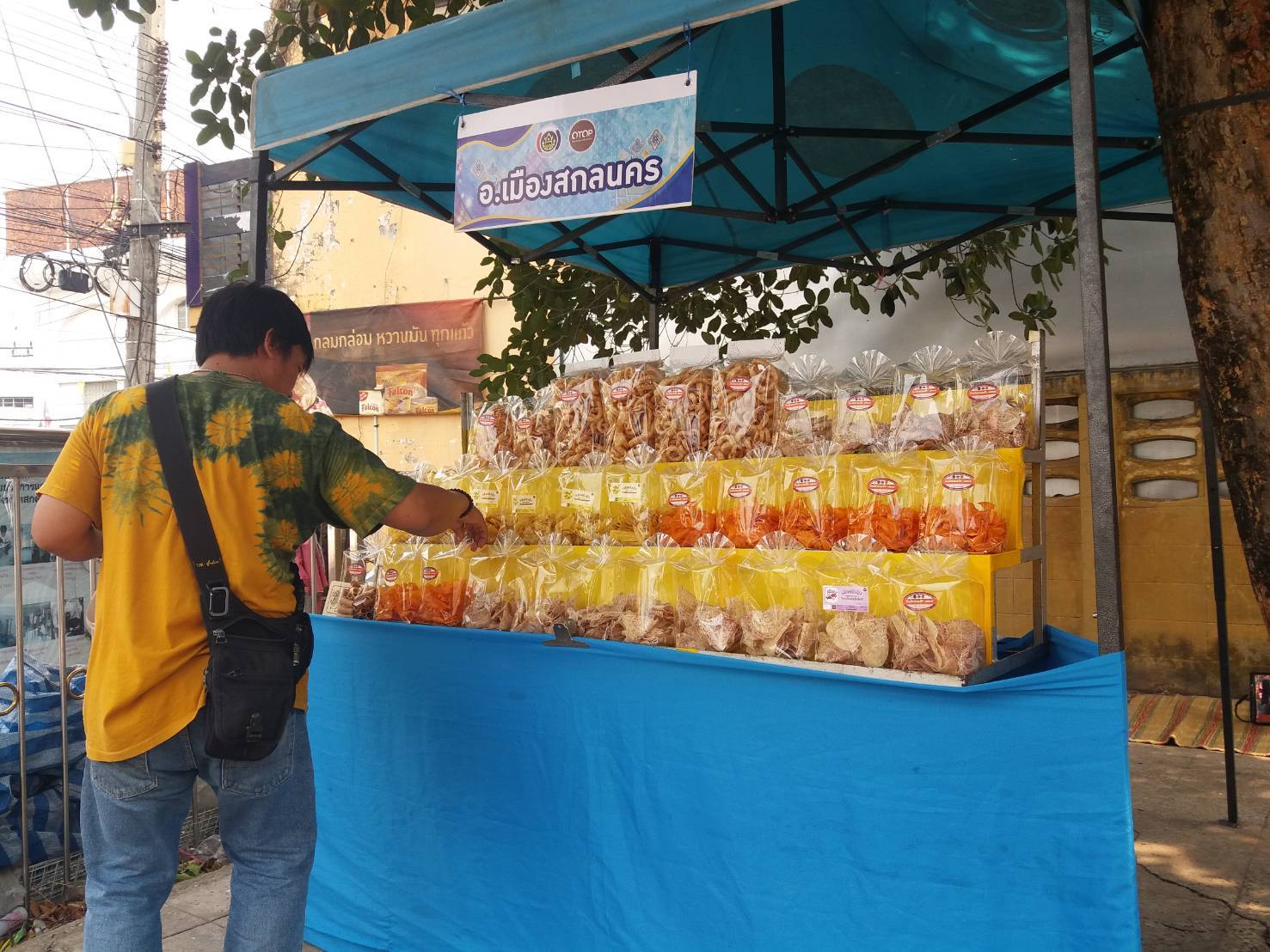 พช.สกลนคร : จัดตลาดนัด OTOP เด่นของจังหวัดสกลนคร