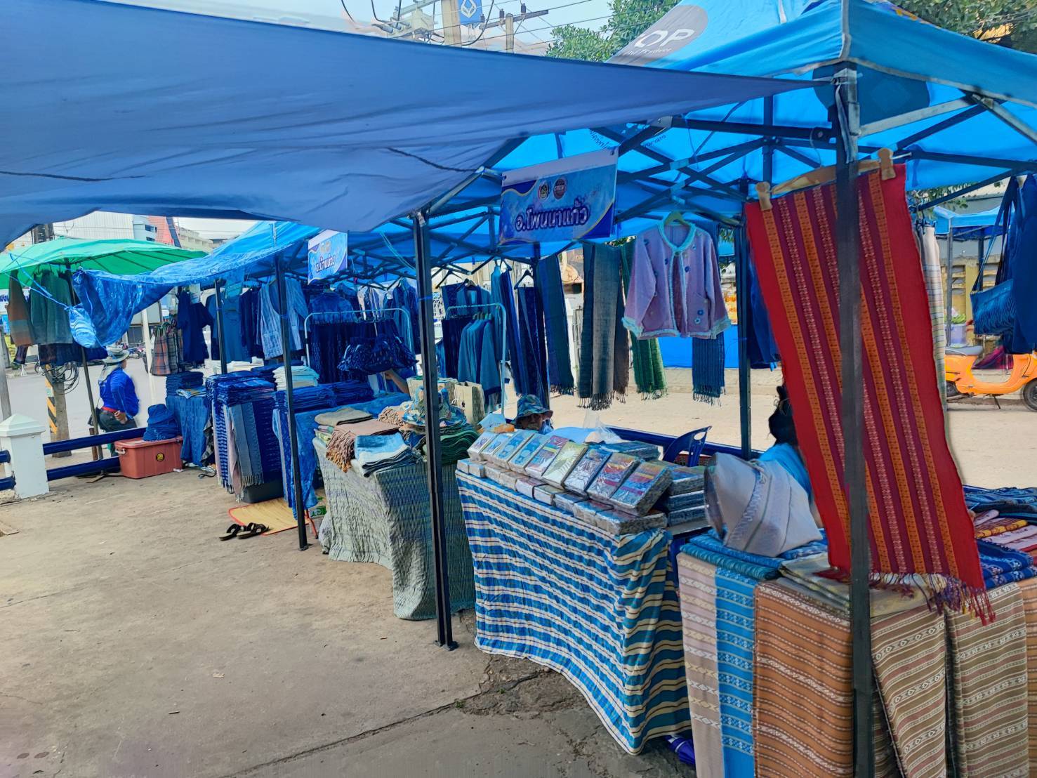 พช.สกลนคร : จัดตลาดนัด OTOP เด่นของจังหวัดสกลนคร