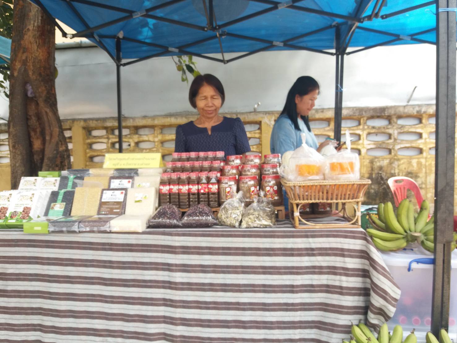 พช.สกลนคร : จัดตลาดนัด OTOP เด่นของจังหวัดสกลนคร