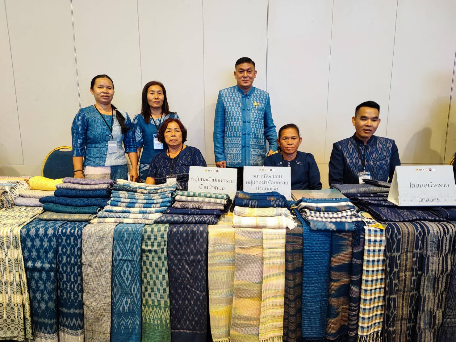 พช.สกลนคร : น้อมนำพระดำริ “ผ้าไทยใส่ให้สนุก” สู่ความยั่งยืน นำกลุ่มทอผ้าร่วมกิจกรรม Coaching การพัฒนาศักยภาพผู้ผลิต ผู้ประกอบการ OTOP ด้านผ้าไทย และงานหัตถกรรม “ผ้าลายดอกรักราชกัญญา”