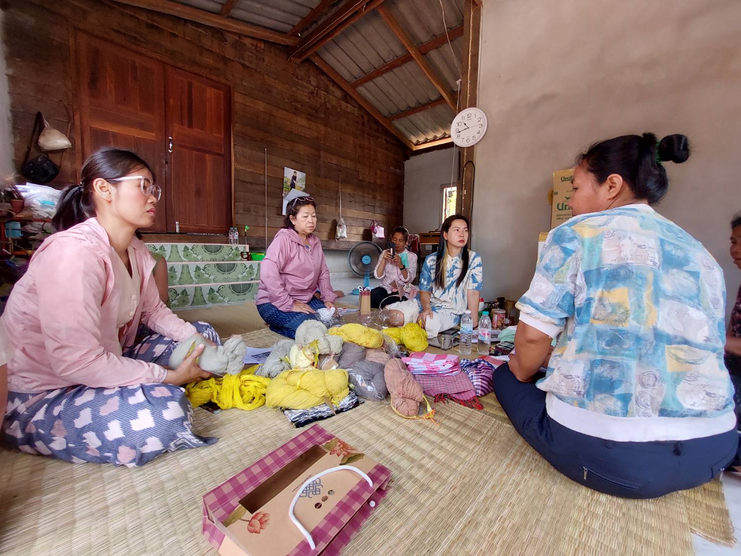 พช.สกลนคร : ติดตามการดำเนินโครงการส่งเสริมกระบวนการเครือข่ายองค์ความรู้ (Knowledge-Based OTOP : KBO) กิจกรรมที่ 2 พัฒนาผลิตภัณฑ์ OTOP โดยเครือข่ายองค์ความรู้ KBO จังหวัดสกลนคร