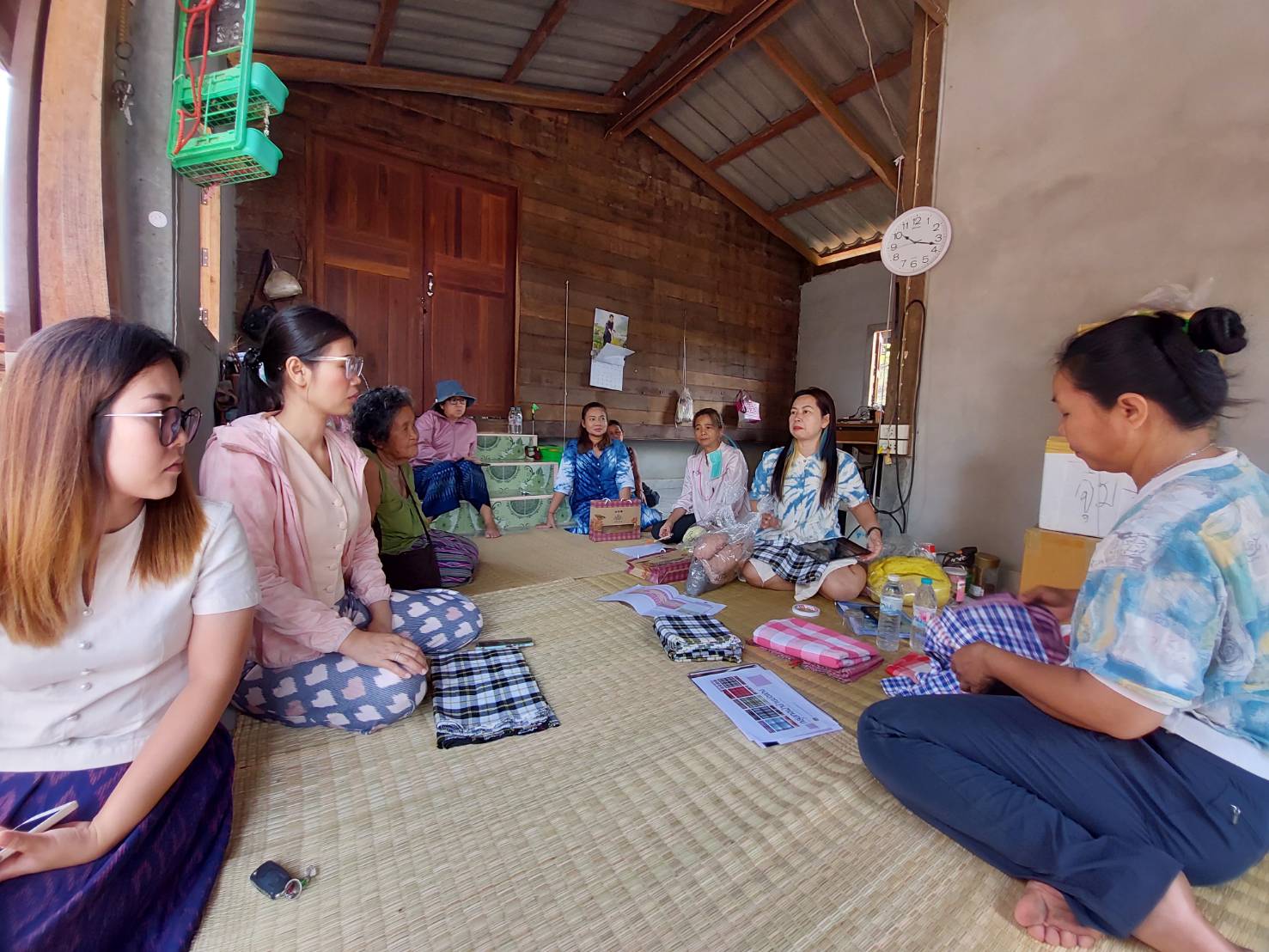 พช.สกลนคร : ติดตามการดำเนินโครงการส่งเสริมกระบวนการเครือข่ายองค์ความรู้ (Knowledge-Based OTOP : KBO) กิจกรรมที่ 2 พัฒนาผลิตภัณฑ์ OTOP โดยเครือข่ายองค์ความรู้ KBO จังหวัดสกลนคร